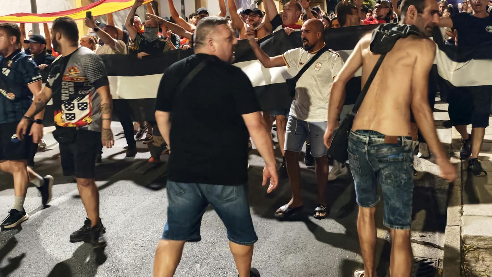 Ciudadanos se manifiestan en las barriadas de la ciudad contra la gestión de la crisis