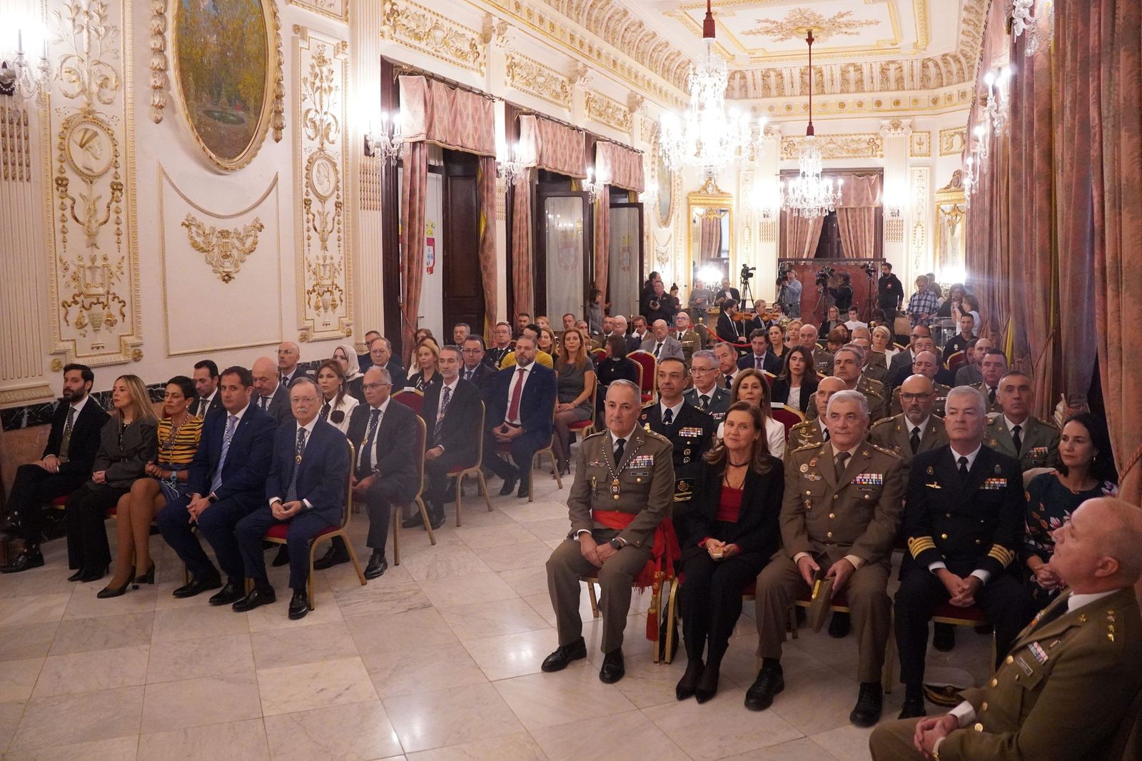 Así ha sido la imposición de la Medalla de Plata de la Ciudad a Caballería