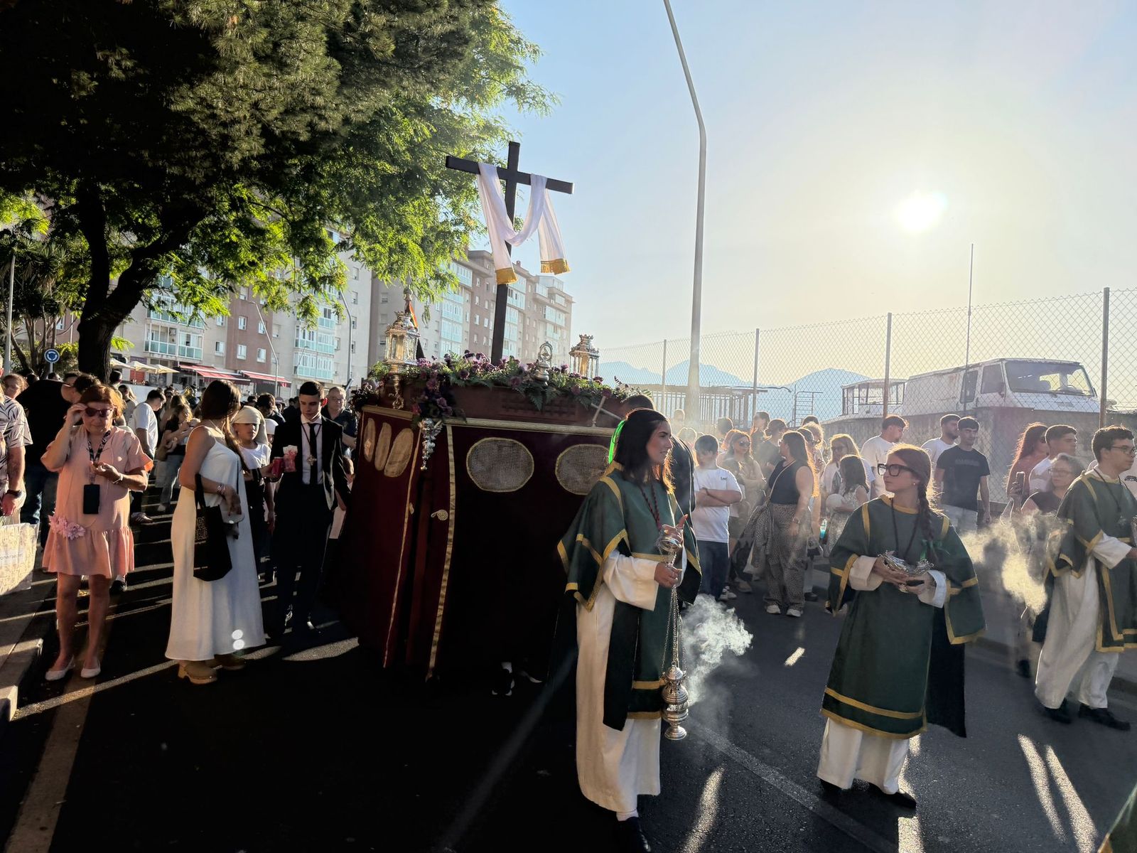 Emotiva procesión de la Cruz de Mayo de Parques de Ceuta por la barriada