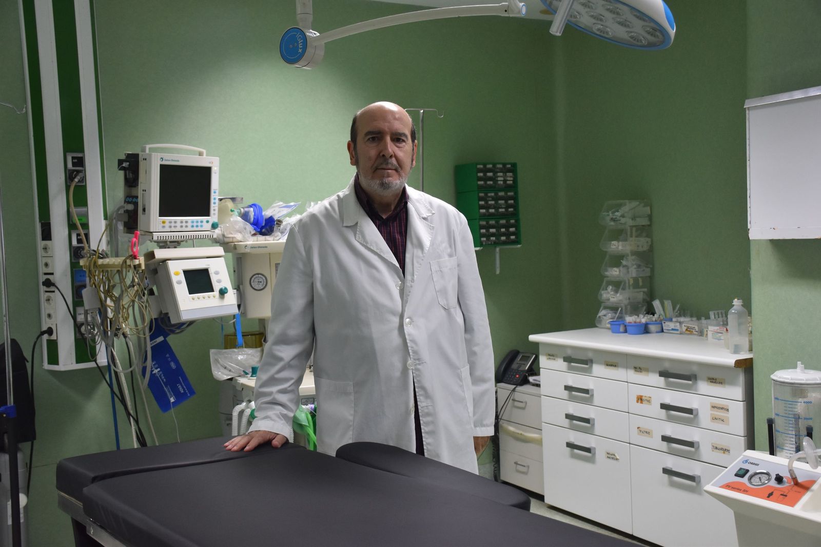 El cirujano José Muñoz Espejo posa en el quirófano de la clínica Ceuta Medical Center