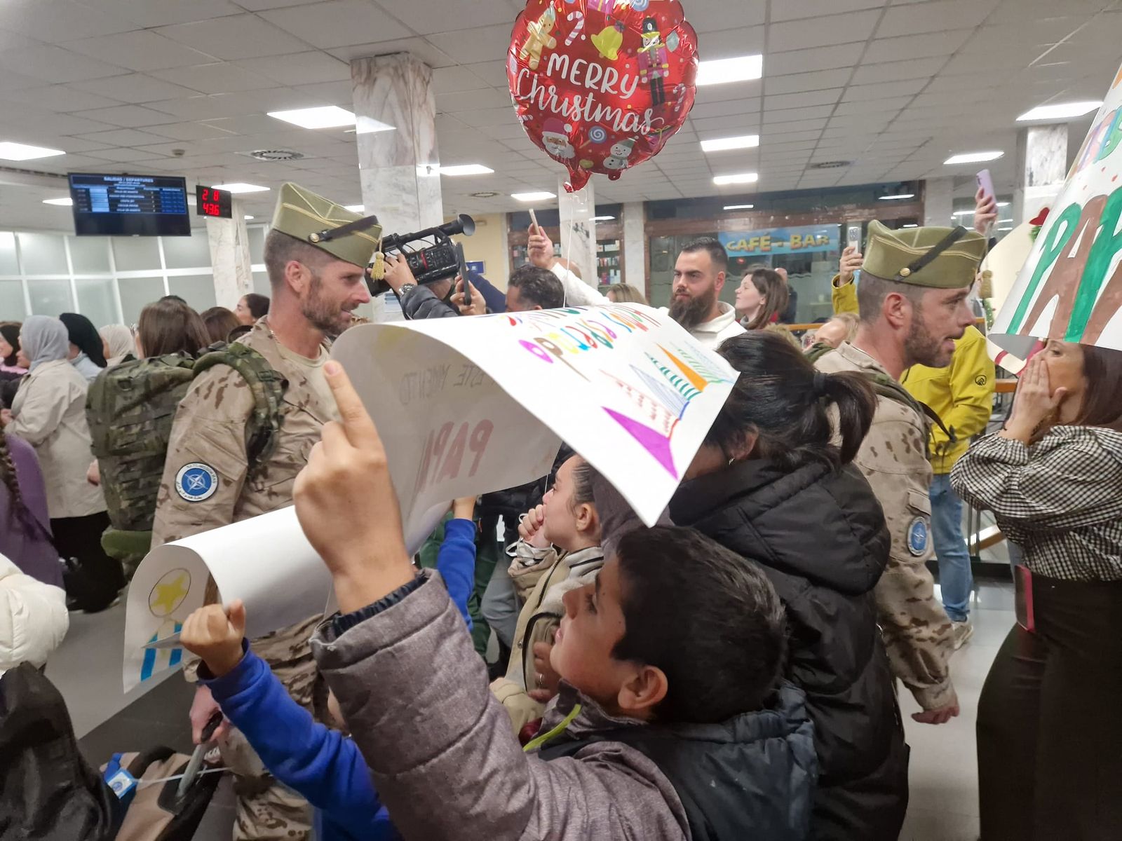 FOTOGALERÍA | De Irak a los brazos de su gente: fotogalería del regreso de la COMGECEU