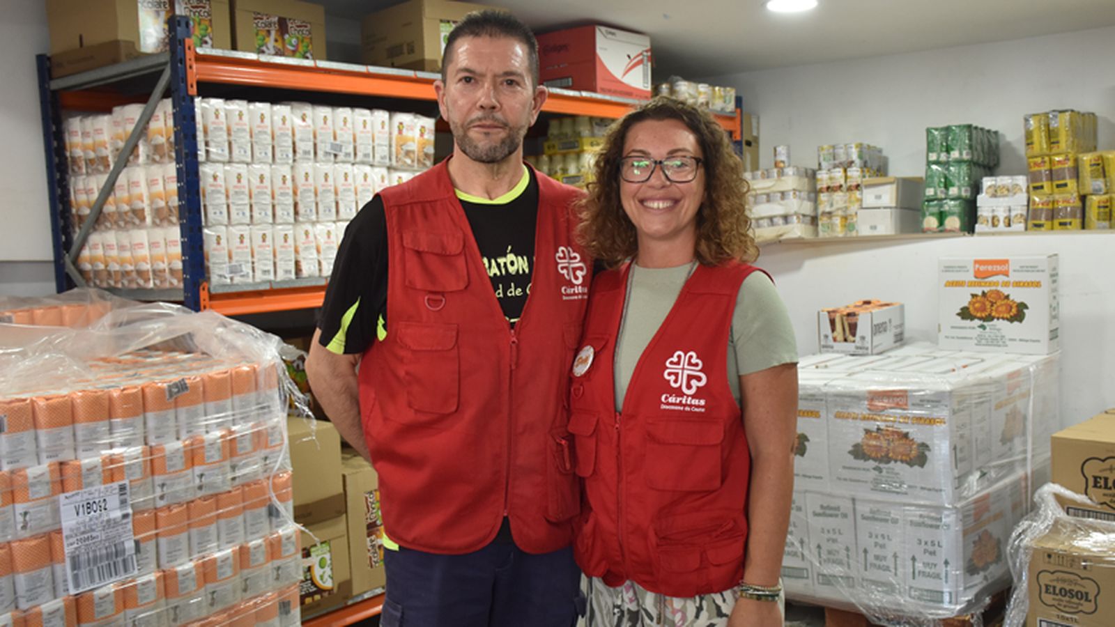 Los trabajadores de Cáritas Desiré y Javier, en el almacén de la organización