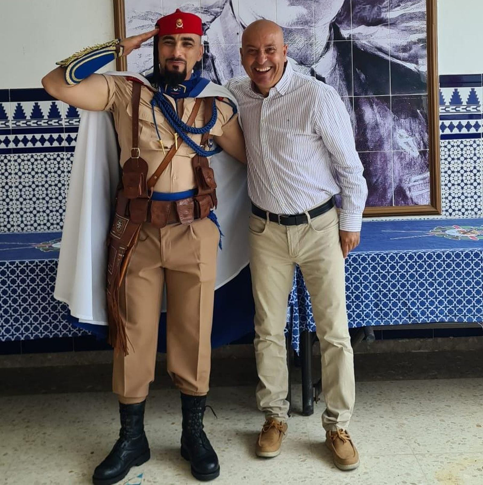 Rachid Sbihi, junto a un soldado regular