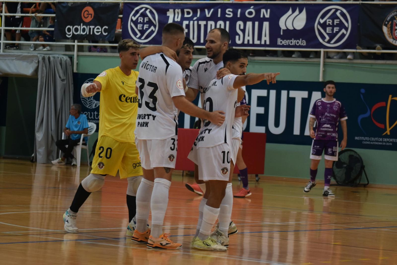 Los ceutíes celebran uno de sus goles