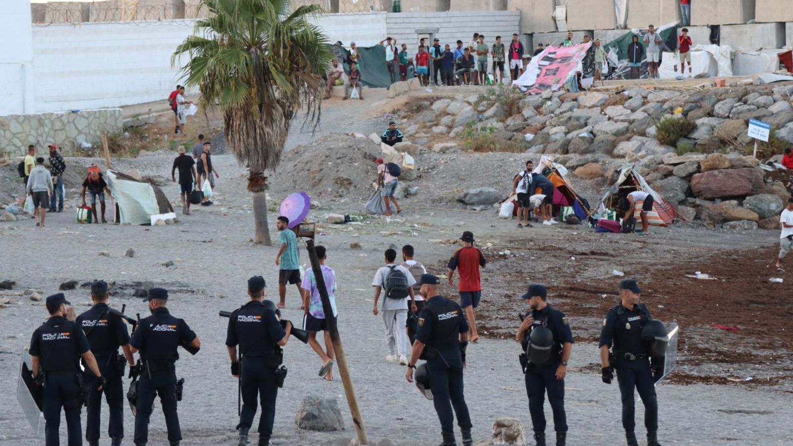 La Policía Nacional blinda la playa de Benítez para que los manifestantes ceutíes no se acerquen a los migrantes ni a sus asentamientos