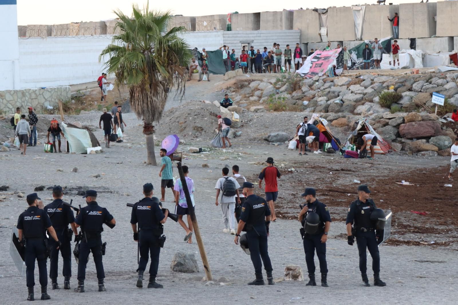 La Policía Nacional blinda la playa de Benítez para que los manifestantes ceutíes no se acerquen a los migrantes ni a sus asentamientos