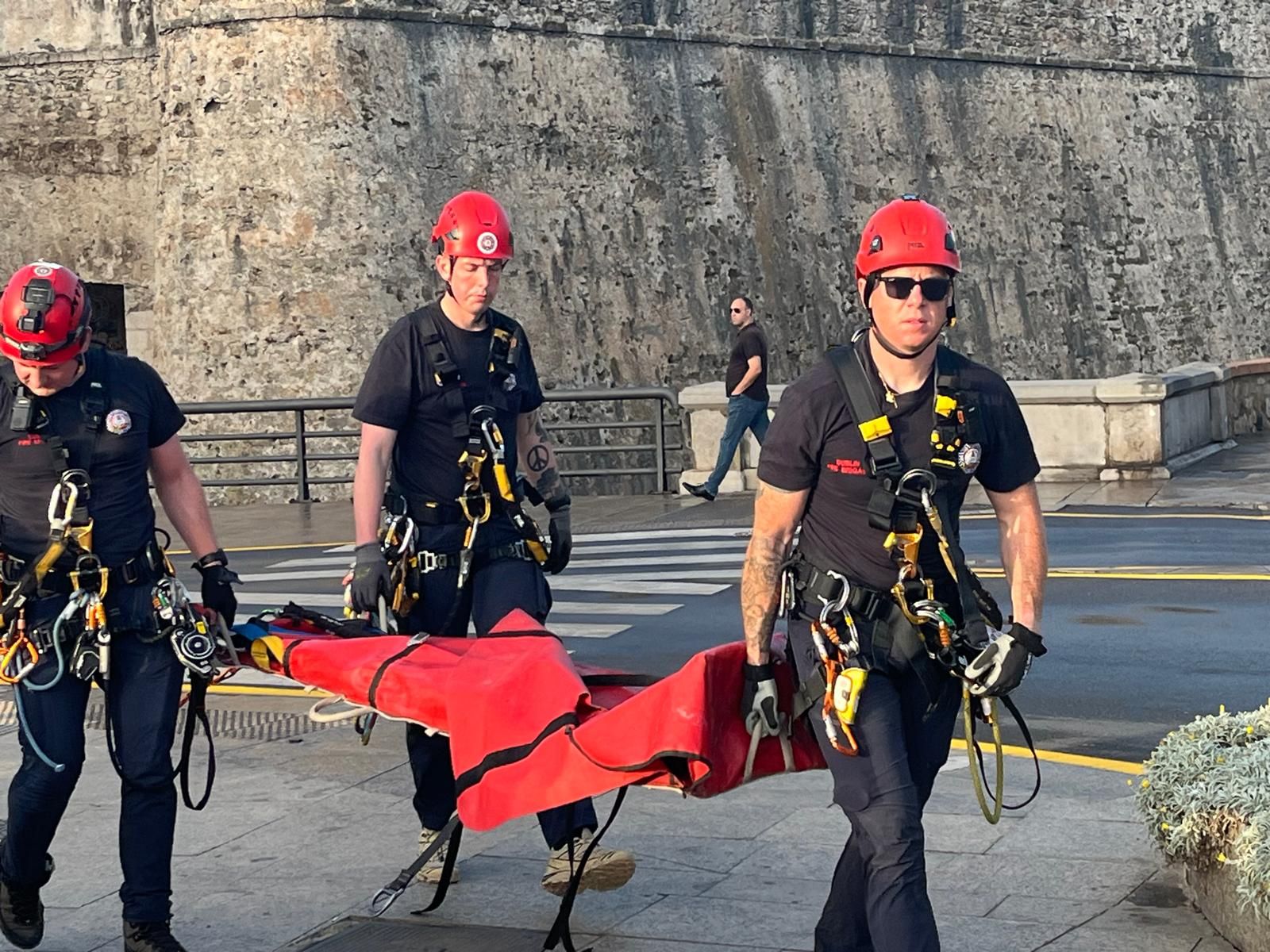 Operaciones de rescate vertical por toda la ciudad