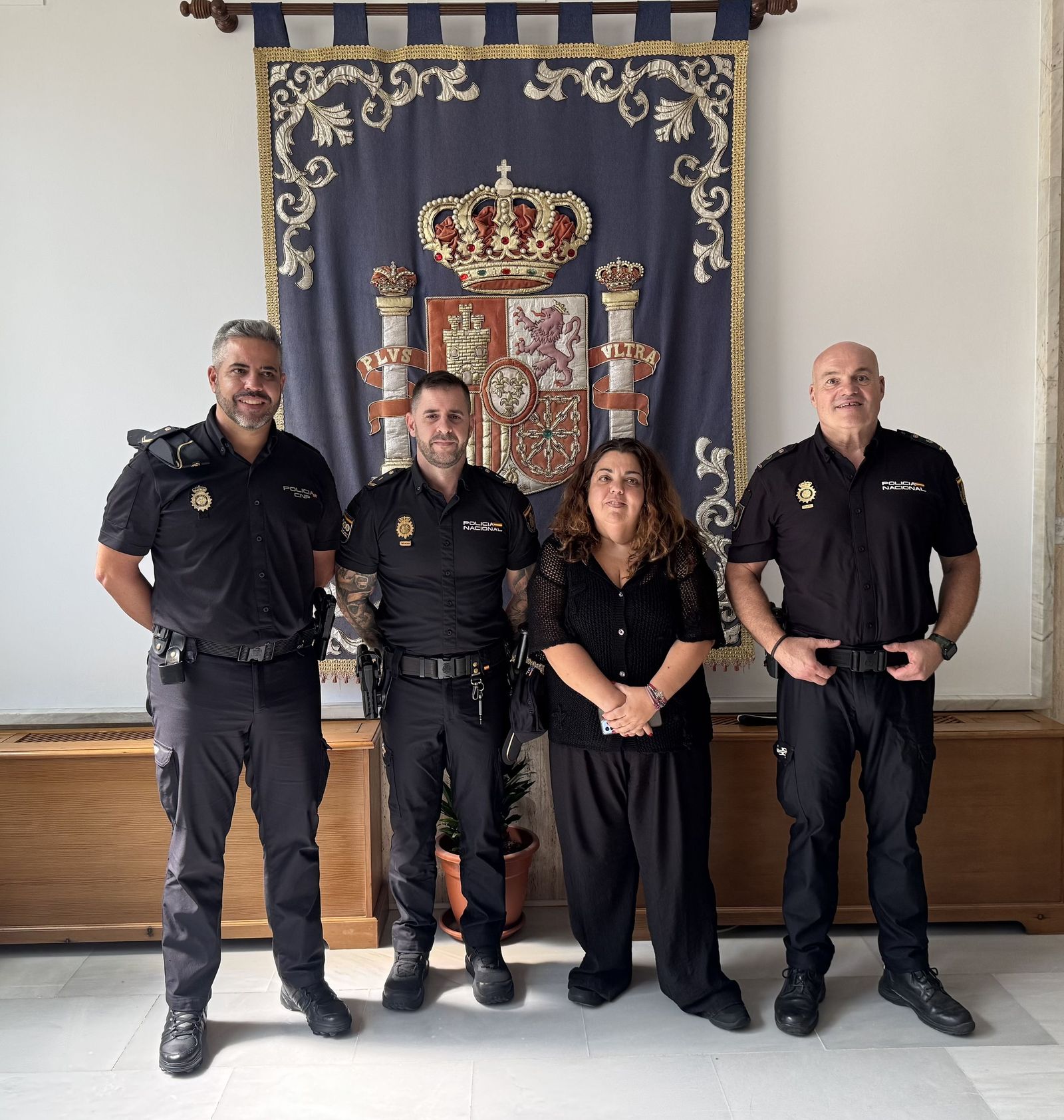 La delegada junto a los policías nacionales