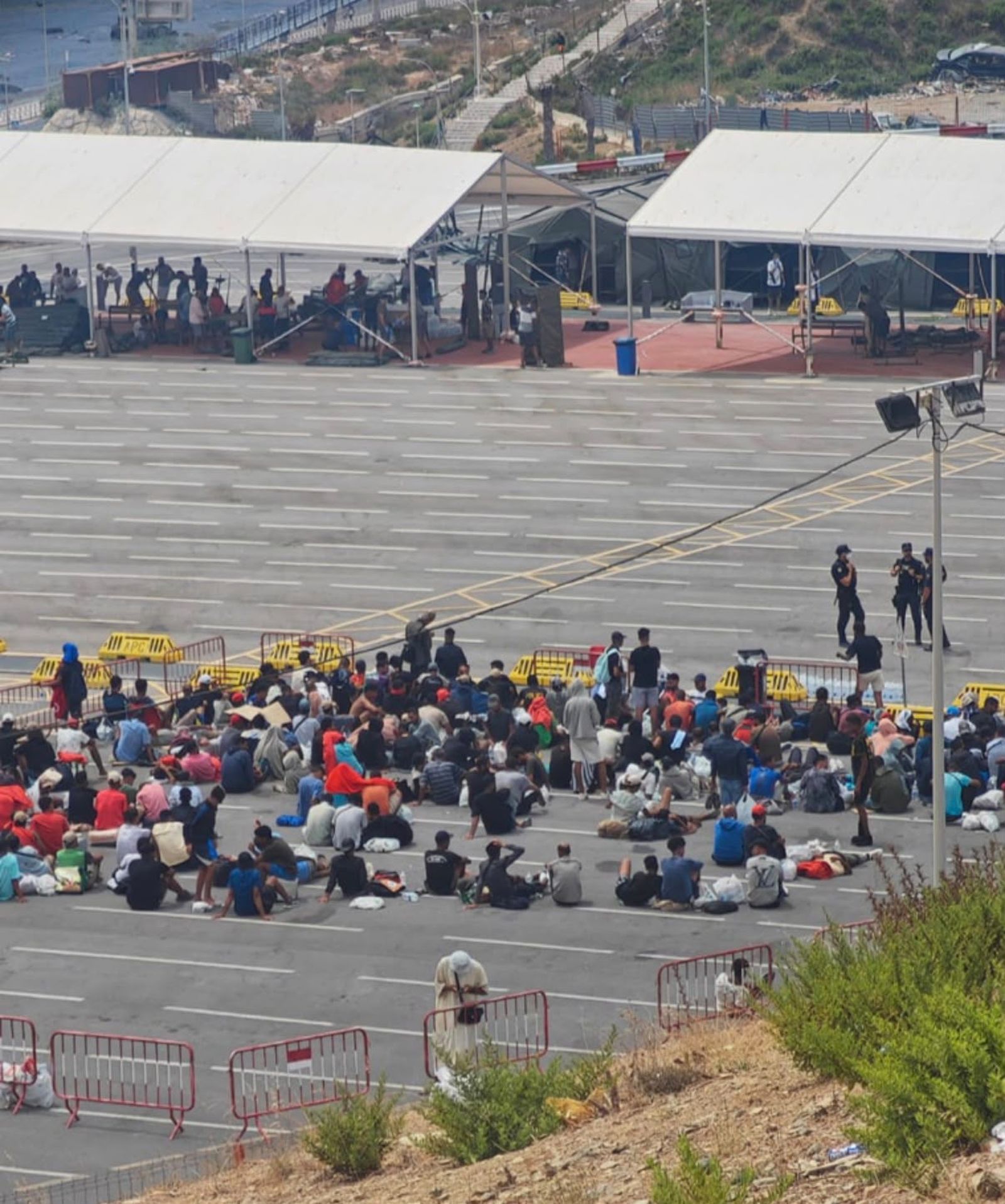 Primeros migrantes antes de ser alojados en las carpas de Loma Colmenar