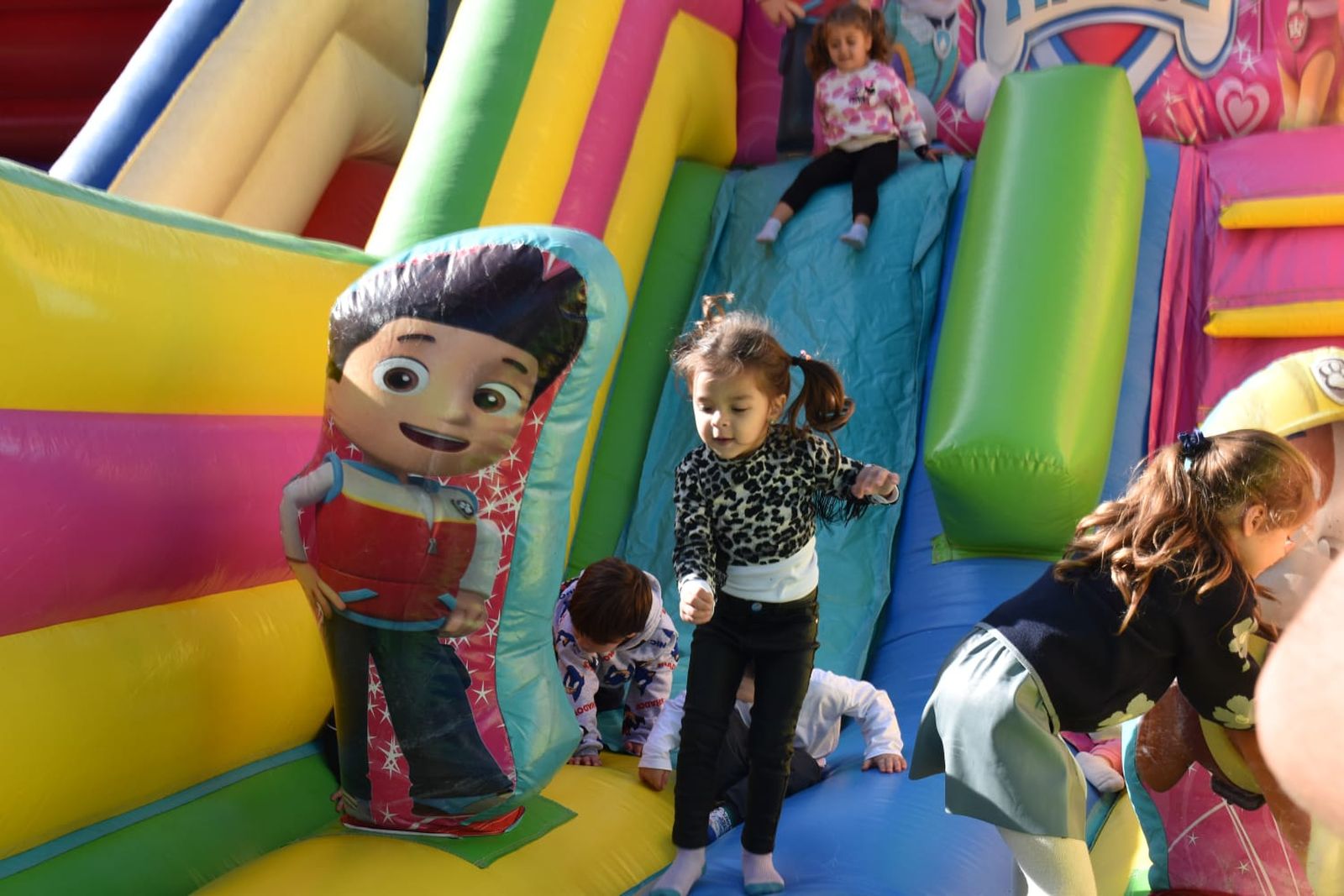 La Navidad llega a la Marina con una fiesta infantil