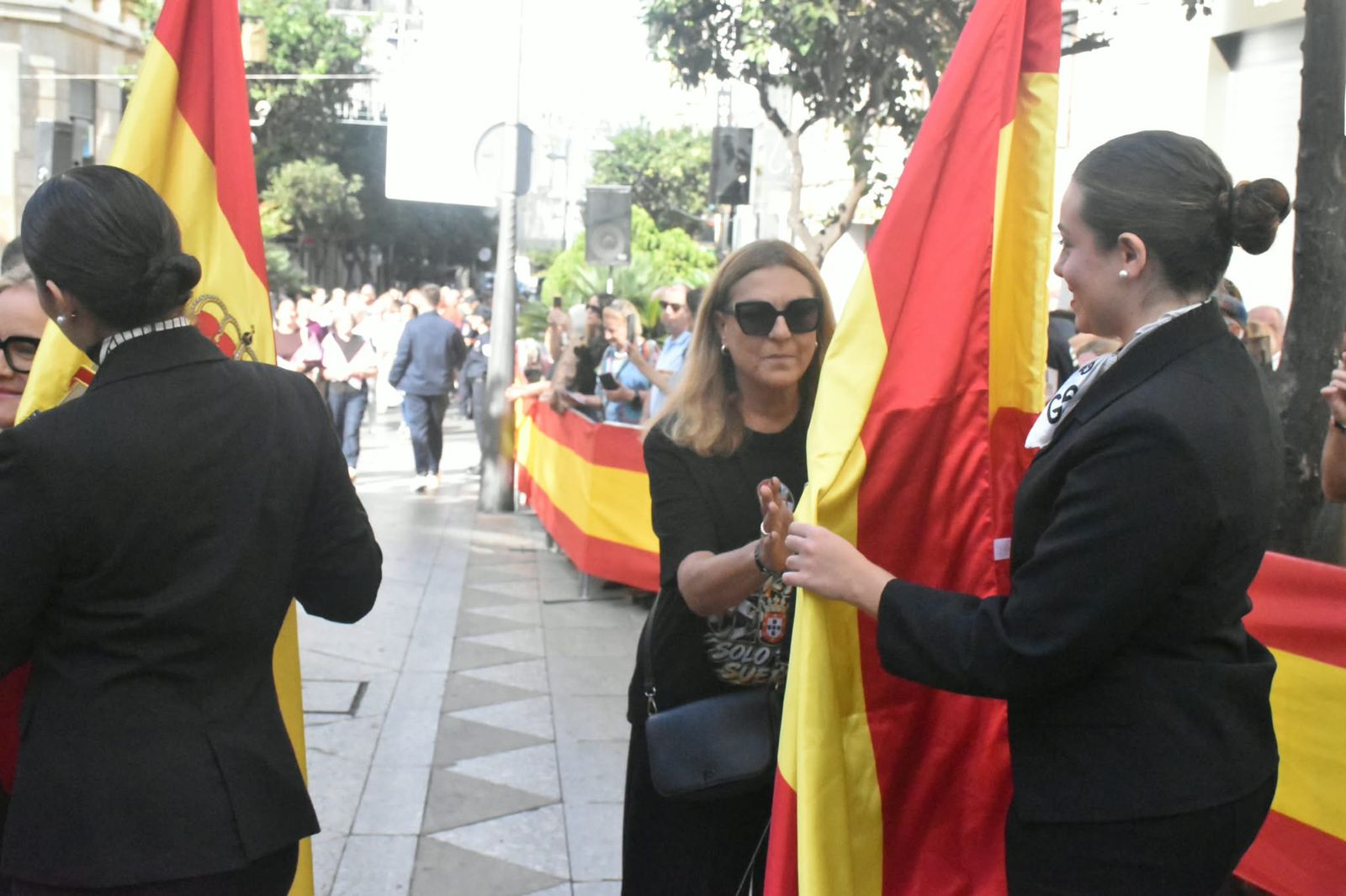 Multitud de ceutíes juran bandera de manera simbólica para mostrar su pertenencia a España