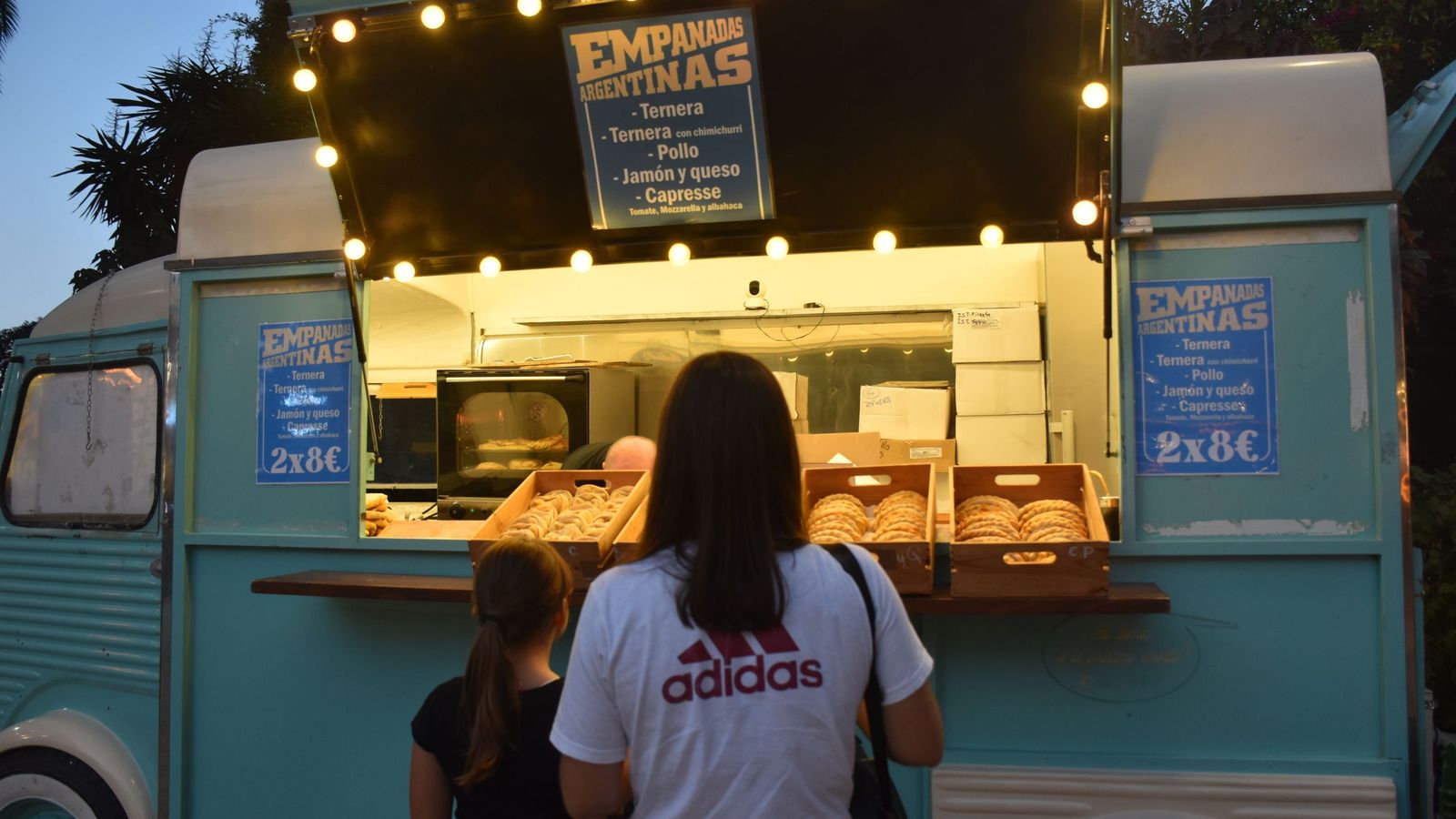 Inauguración del primer 'Food Truck Festival. Sabores del mundo sobre ruedas’ en el Parque Marítimo