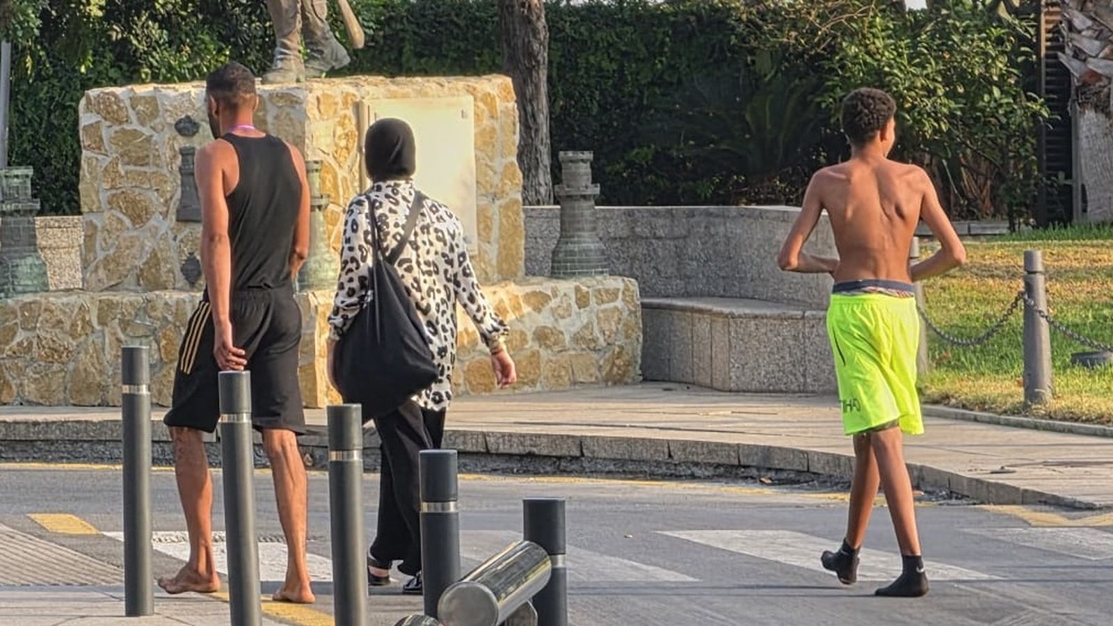 El incremento de las llegadas y la presión sobre los recursos de acogida dejan a numerosas personas recorriendo las calles mientras esperan ser atendidas por las autoridades
