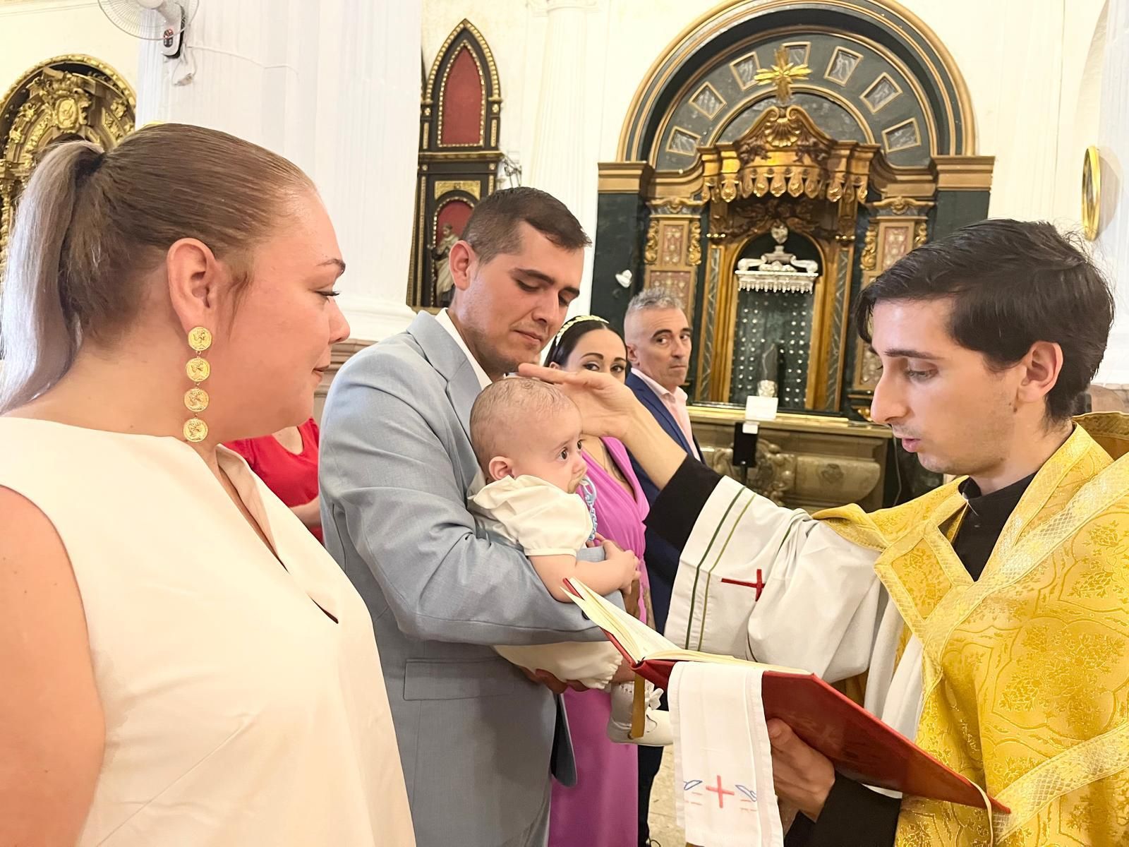 Romeo recibe el Sacramento del Bautismo en Nuestra Señora de África