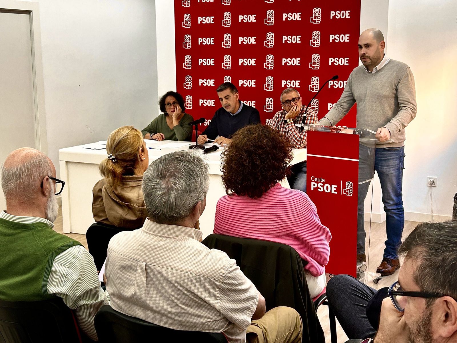 Acto de este martes en la sede de la calle Daoiz para pedir protocolos de violencia de género.