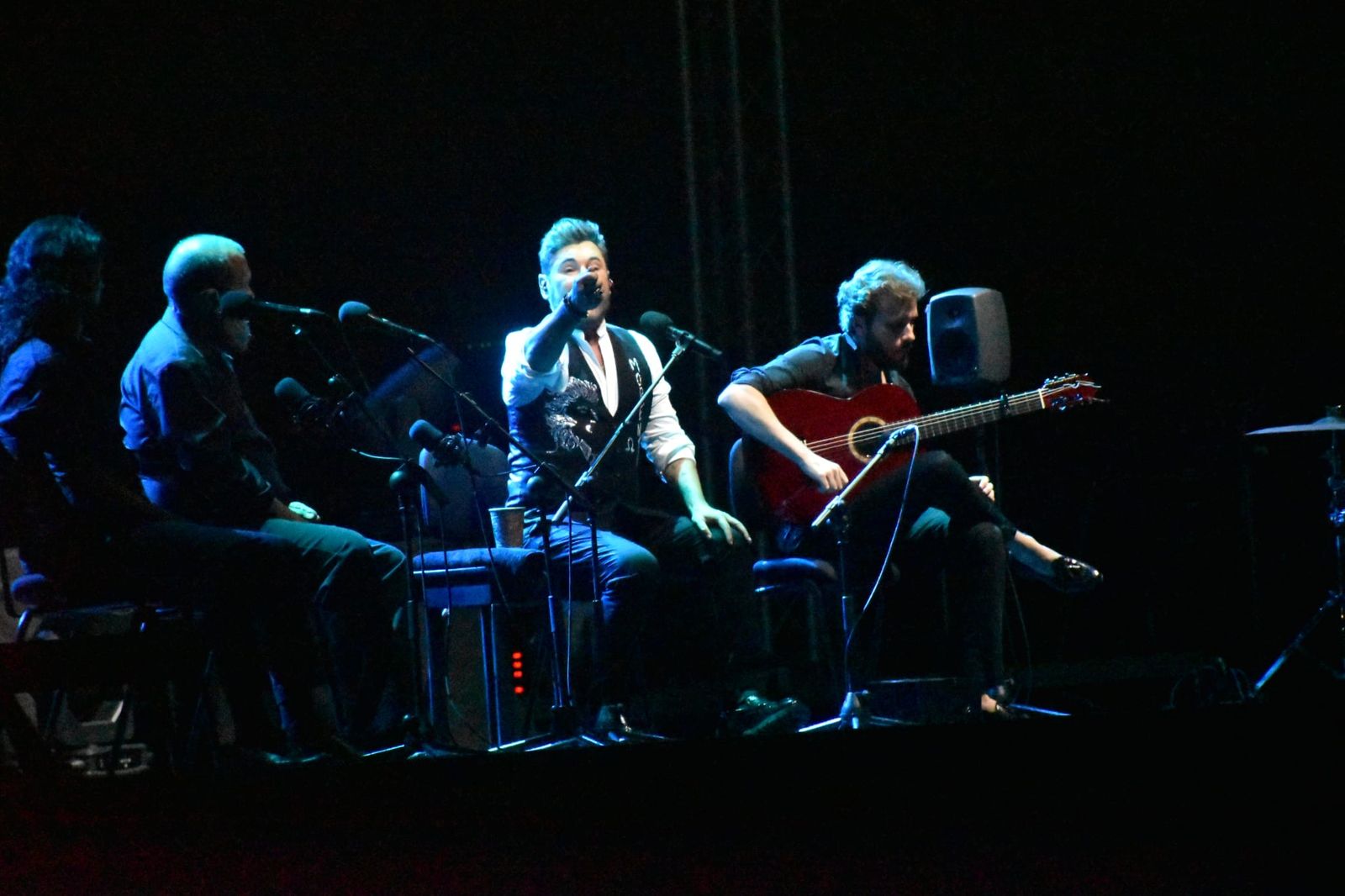 Miguel Poveda llena de poderío las Murallas en la noche más flamenca del año