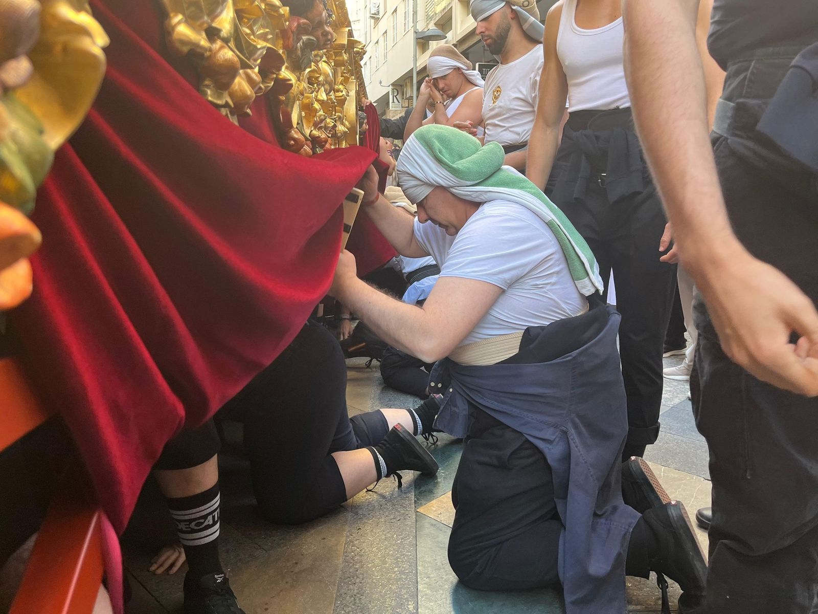 Cuarenta y cinco hombres bajo las trabajaderas y uno "ayudando desde el cielo"