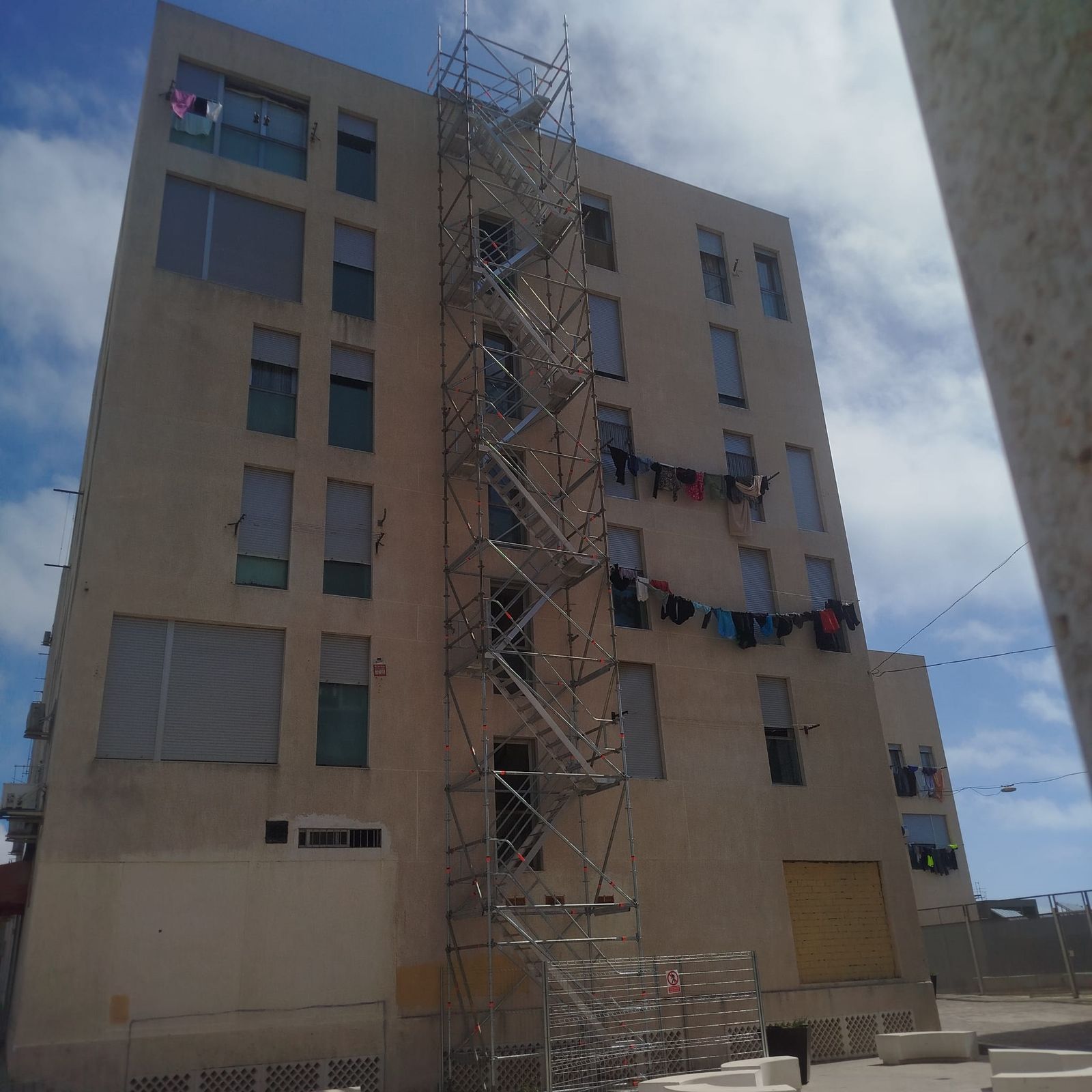 Fachada del edificio número 4 de ‘los pisos blancos’ de Loma Colmenar.