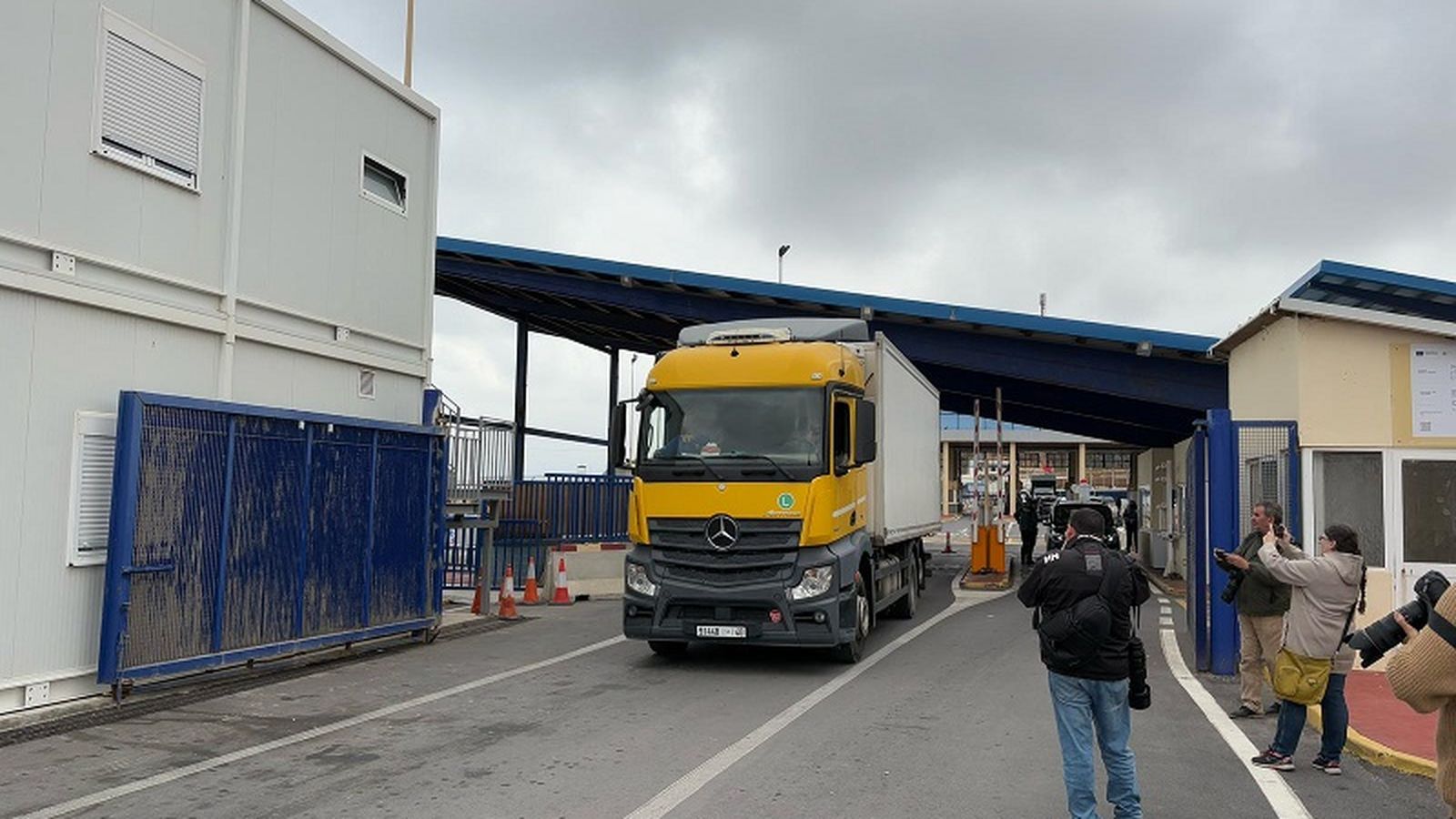 El camión que ha cruzado a Ceuta con pescado procedente de Marruecos, en la primera importación por la aduana. / FOTO REDUAN