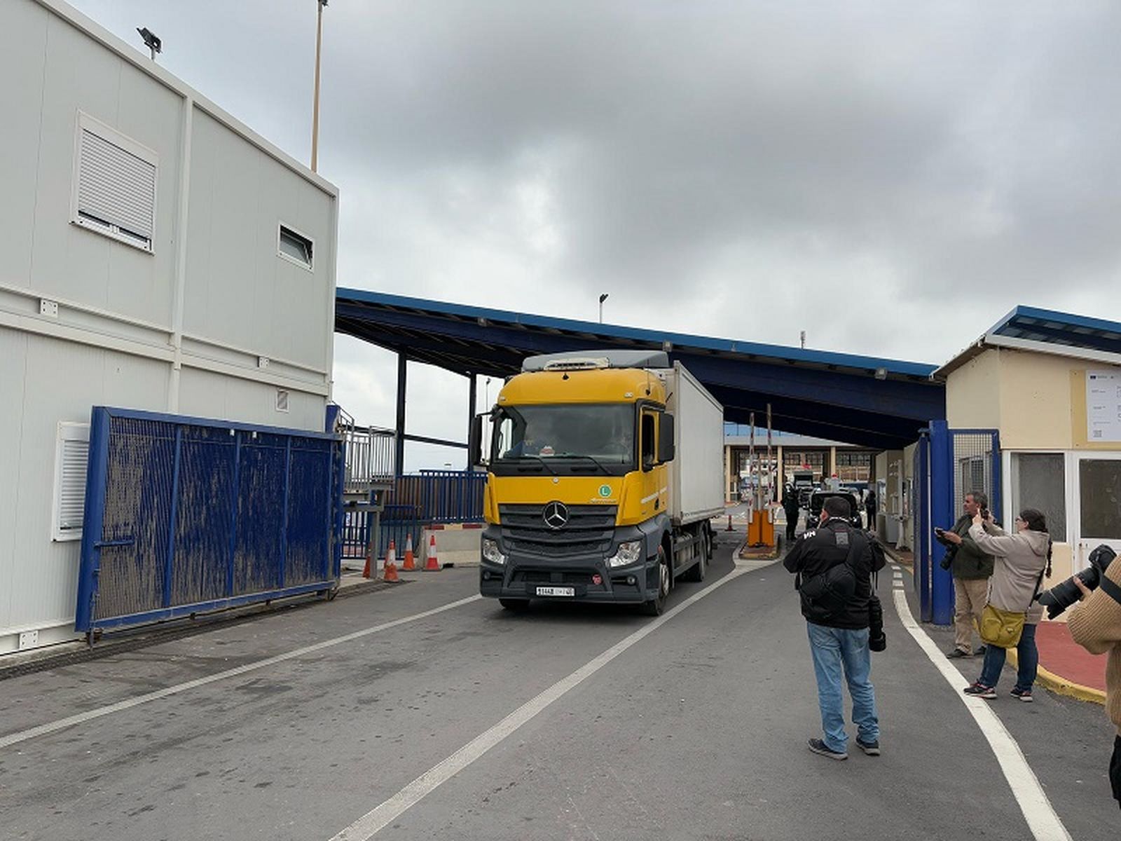 El camión que ha cruzado a Ceuta con pescado procedente de Marruecos, en la primera importación por la aduana.