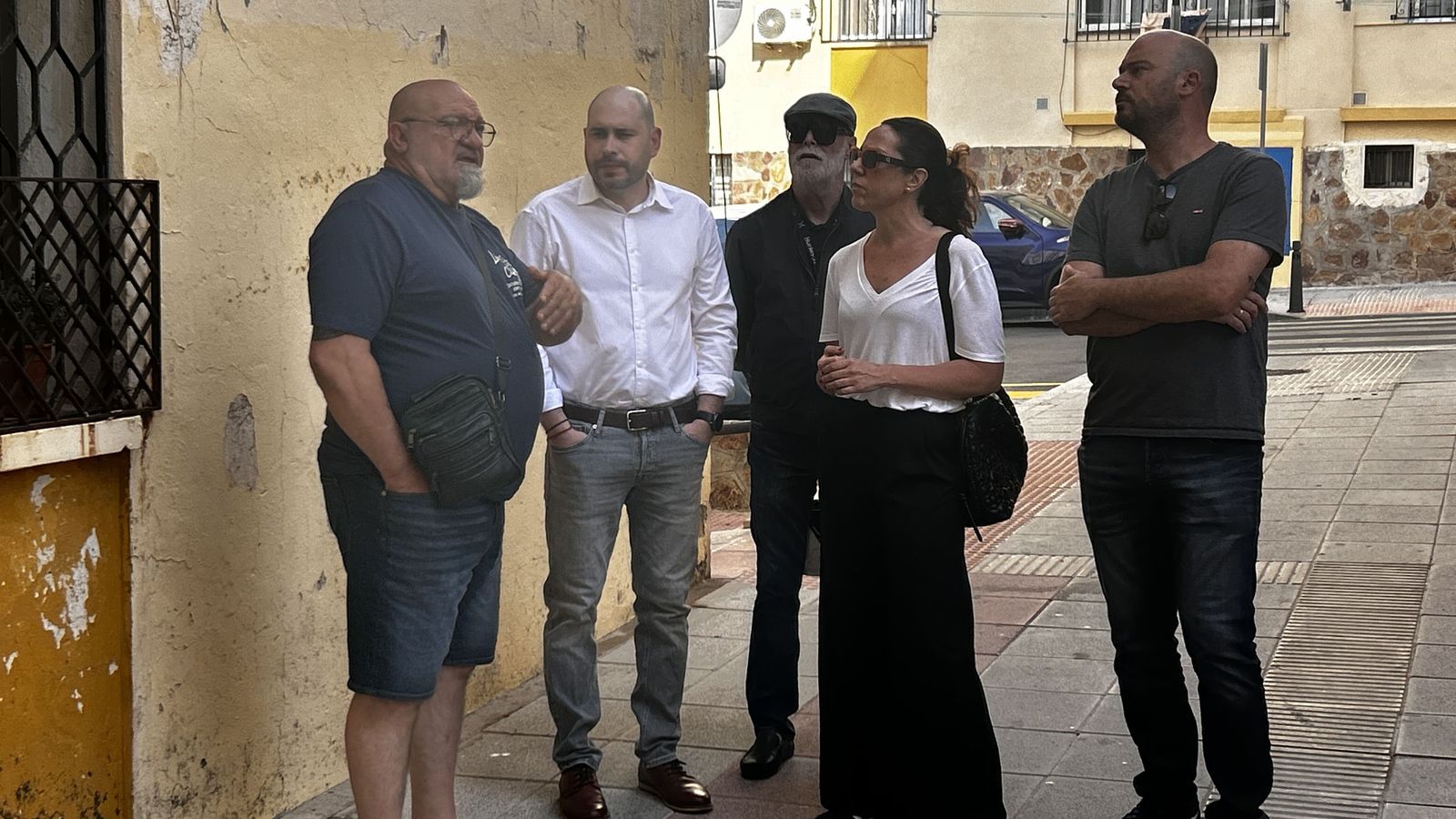 Dirigentes del PSOE junto a representantes vecinales, durante una visita a la barriada