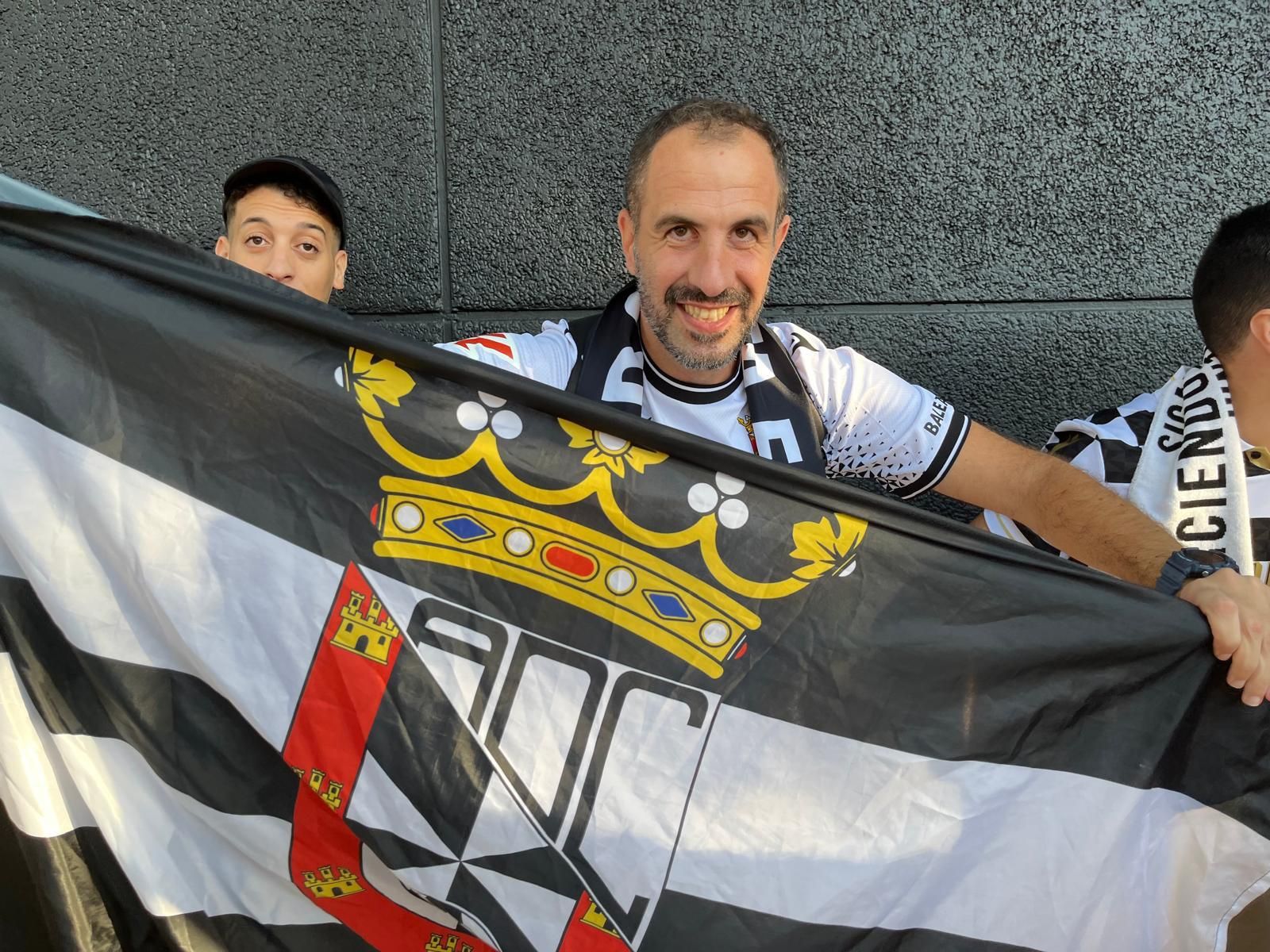 ‘Corteo’ de los ceutíes para animar a su equipo cerca del ‘Murube’ ‘Corteo’ de los ceutíes para animar a su equipo cerca del ‘Murube’