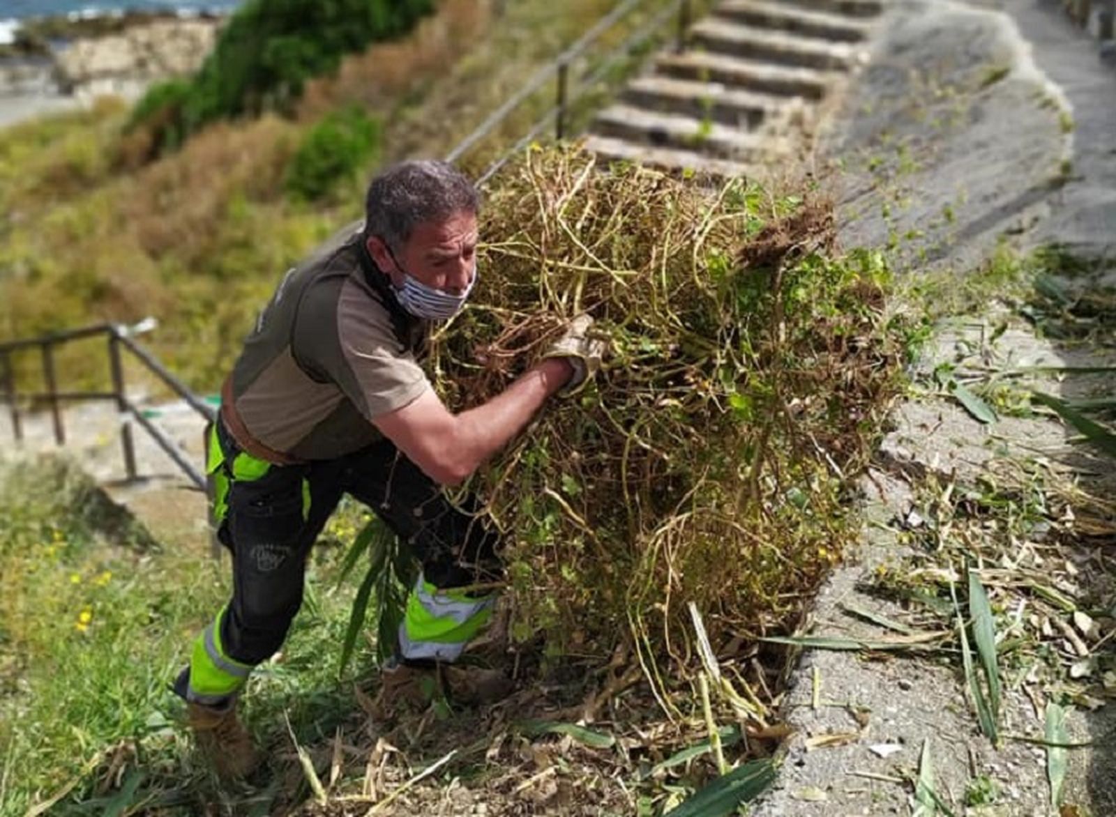 Un trabajador de las Brigadas Verdes