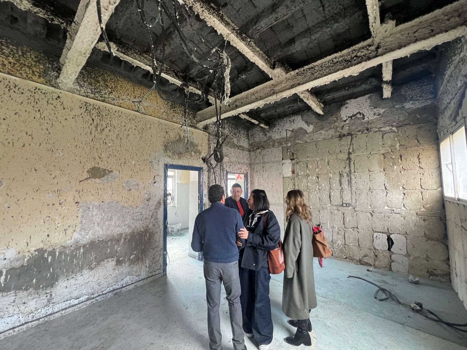 Orozco en el interior de las instalaciones con los técnicos