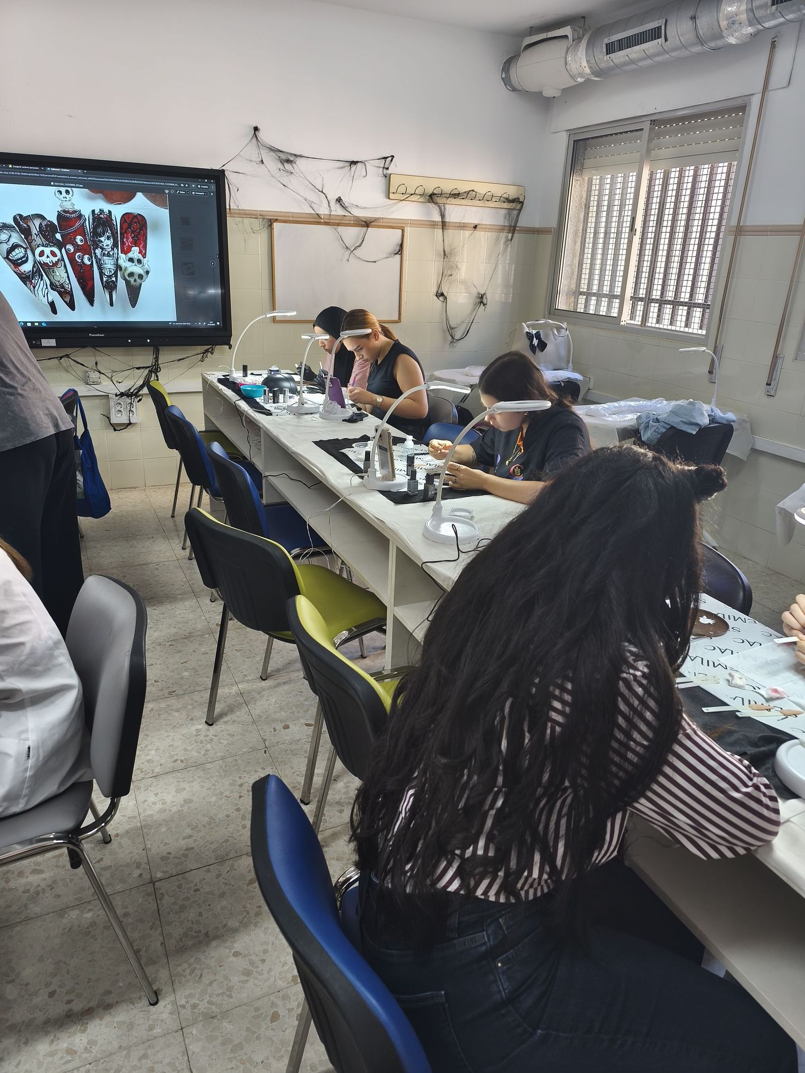 Alumnos del Siete Colinas participan en un taller de caracterización de Halloween Alumnos del Siete Colinas participan en un taller de caracterización de Halloween