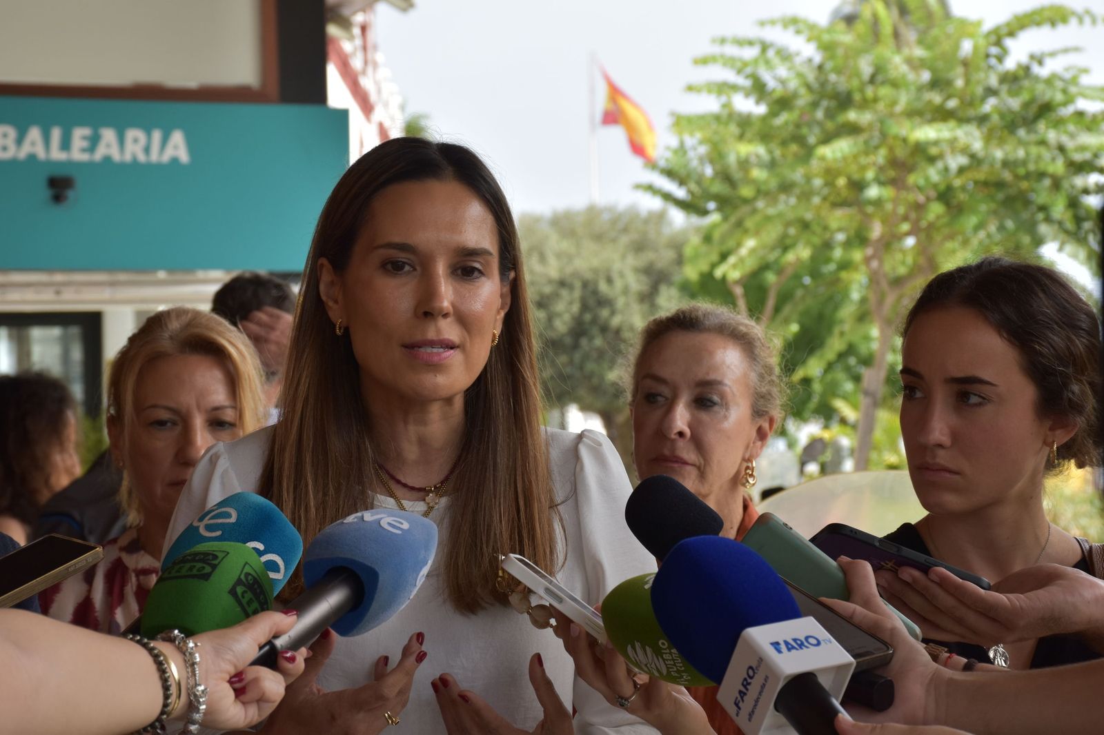 La portavoz nacional de Familia de Vox, Ainhoa García, en declaraciones a la prensa frente al Parador