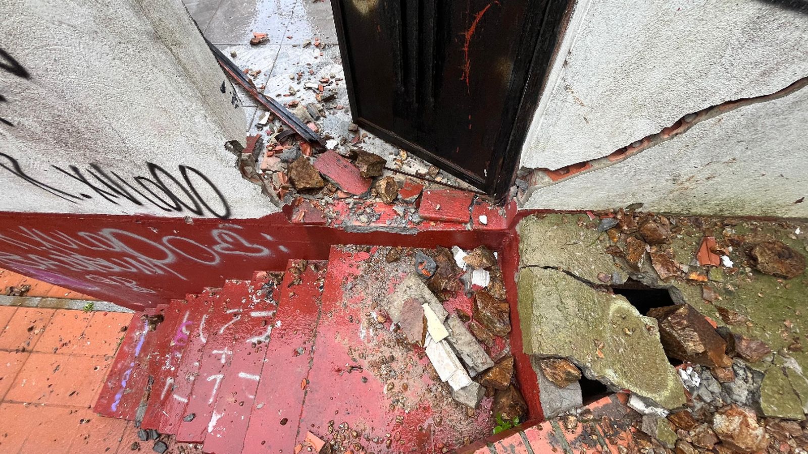 Imagen de la roca desprendida en San Amaro y los daños ocasionados