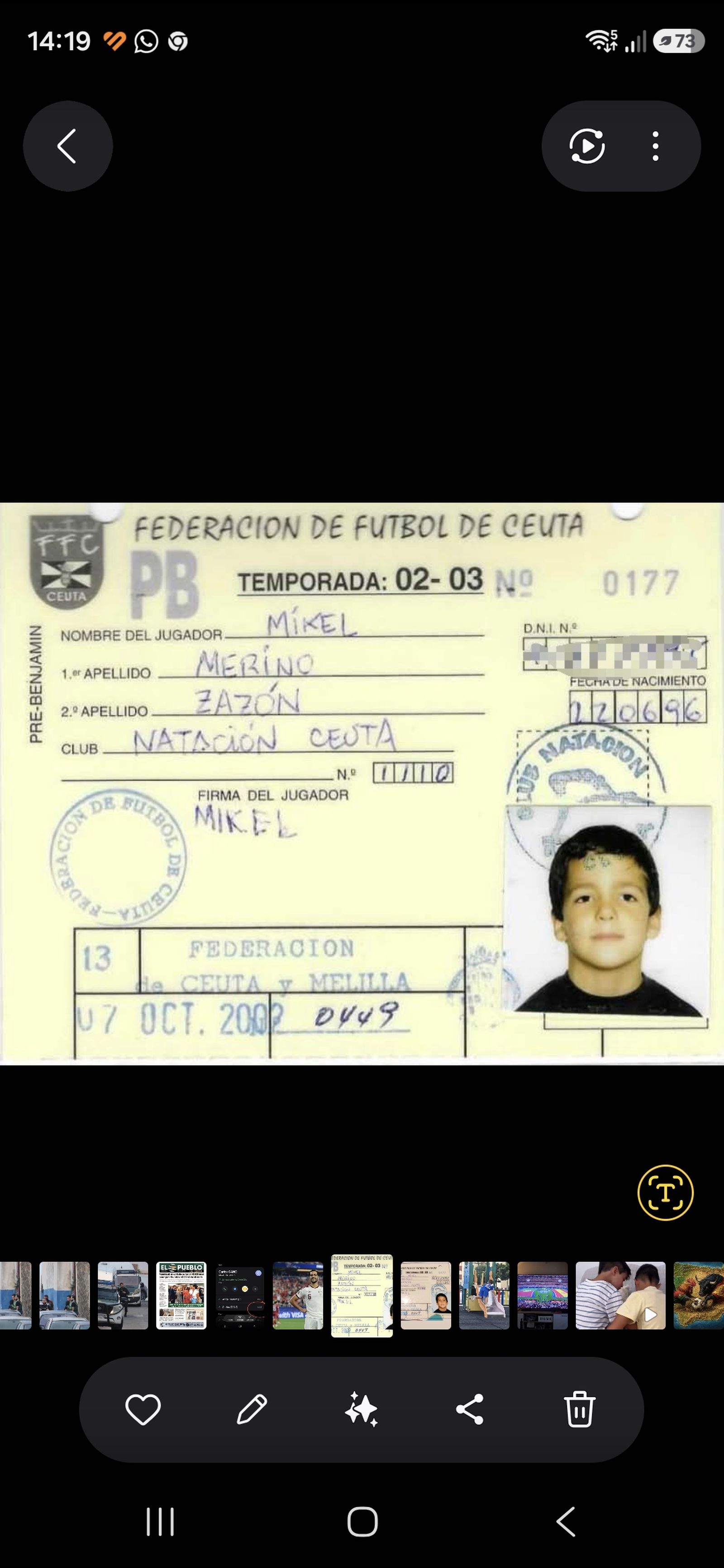 Mikel Merino con su ficha del Club Natación Ceuta en la campaña 02-03