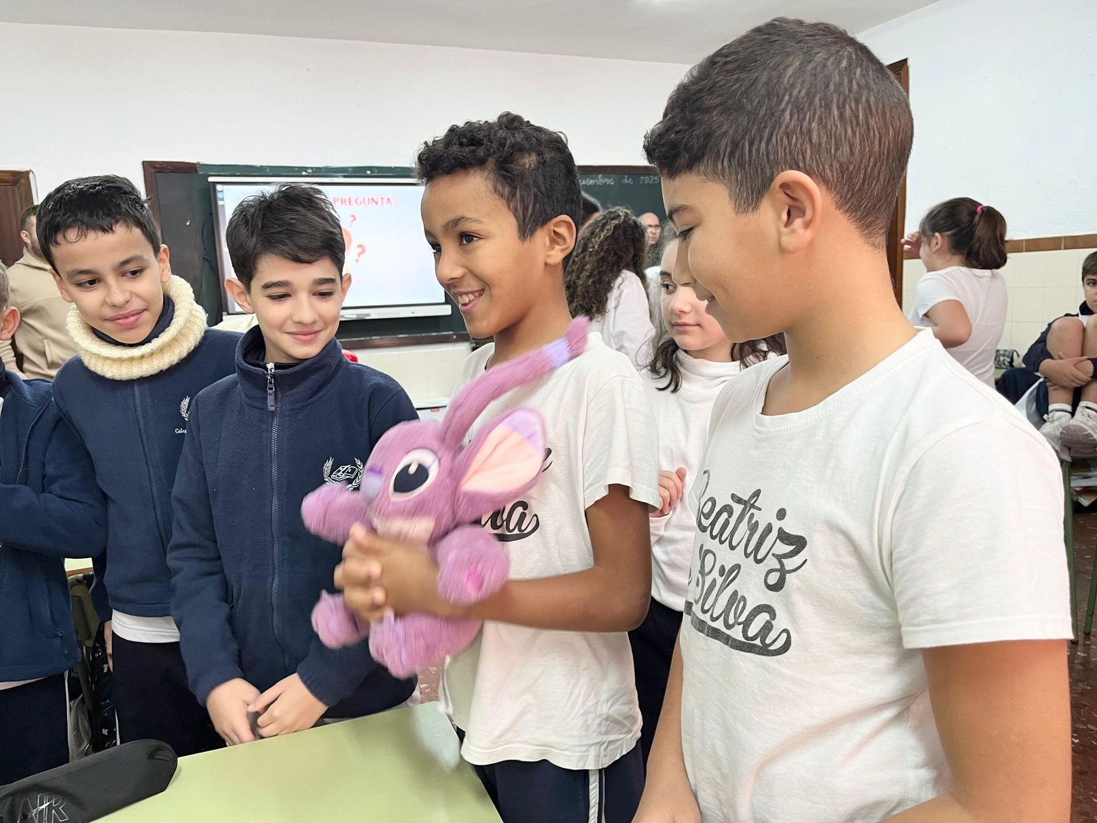 Estudiantes de Enfermería y pequeños del Beatriz de Silva, en una jornada sobre hábitos saludables