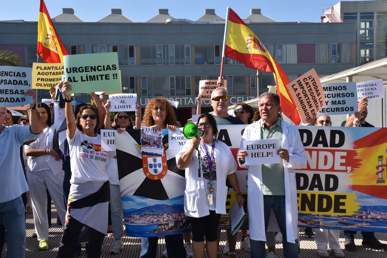 Concentración convocada por CEMSATSE a las puertas del HUCE por el "colapso" tras la entrada masiva