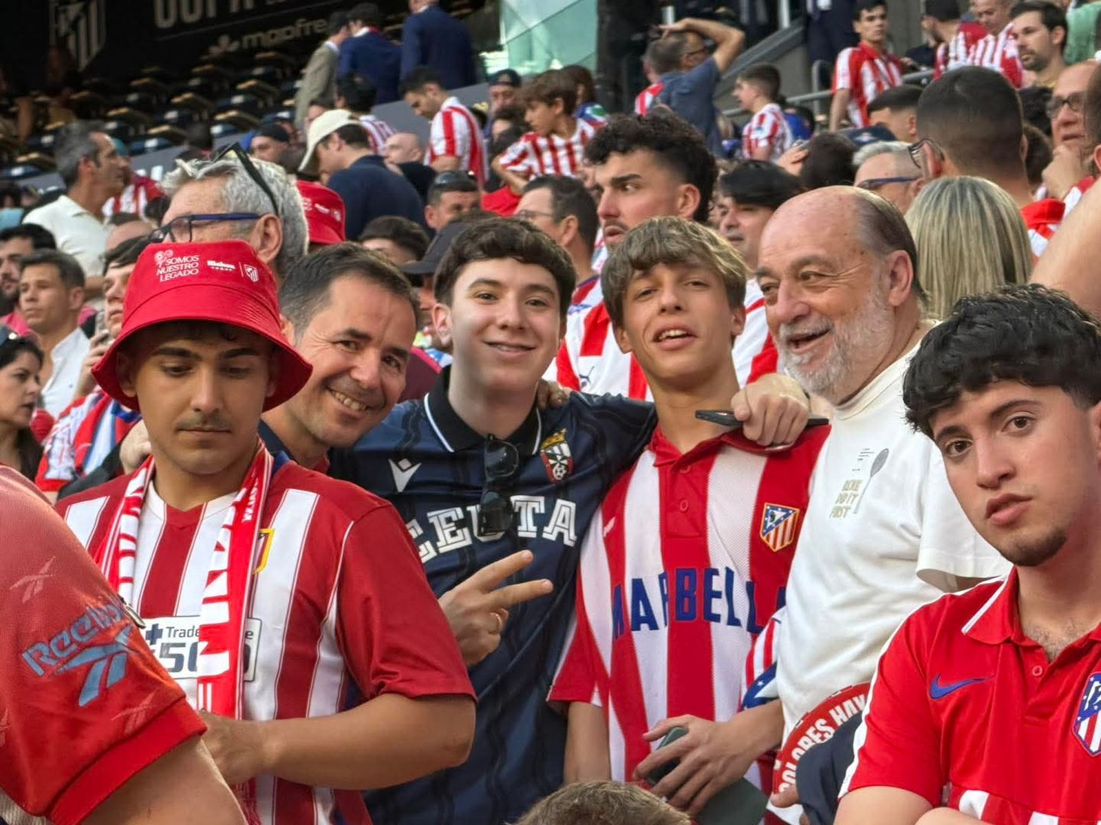 Ceutíes disfrutando de la final de la Copa del Rey en La Cartuja