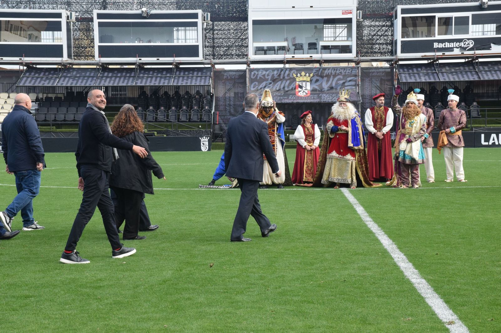 Los Reyes Magos aterrizan en el Alfonso Murube horas antes de la cabalgata