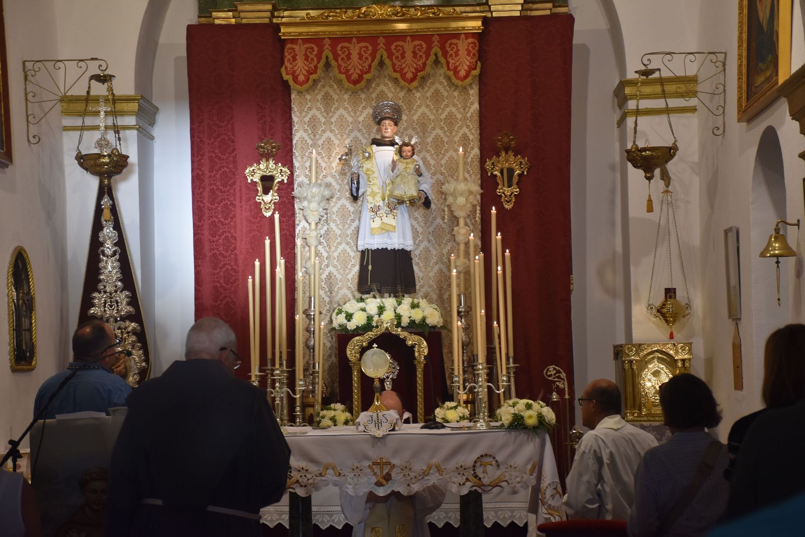 San Antonio enciende la cuenta atrás de su festividad con el inicio del triduo y el alumbrado extraordinario
