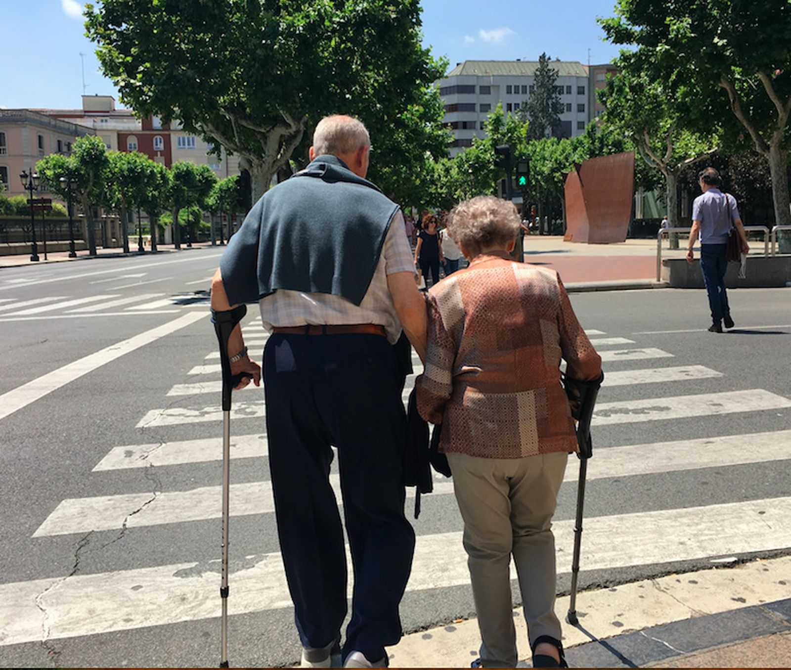 Personas mayores paseando.