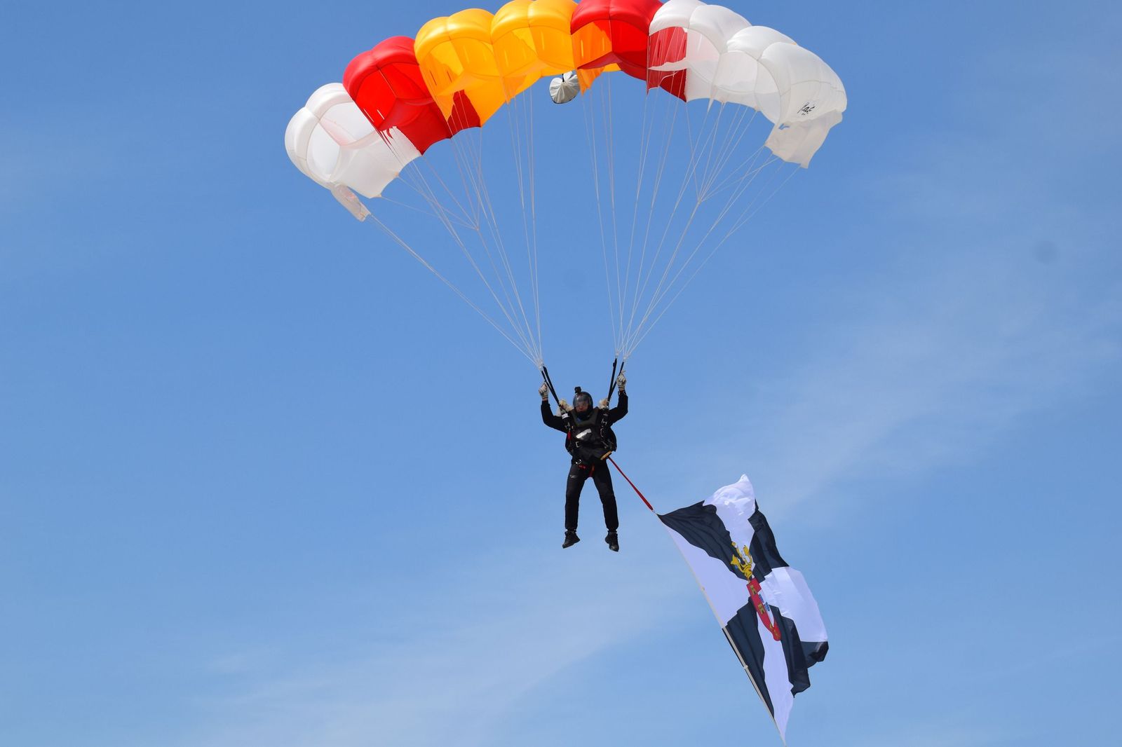 FOTOGALERÍA | Ceuta mira al cielo para celebrar a sus Fuerzas Armadas