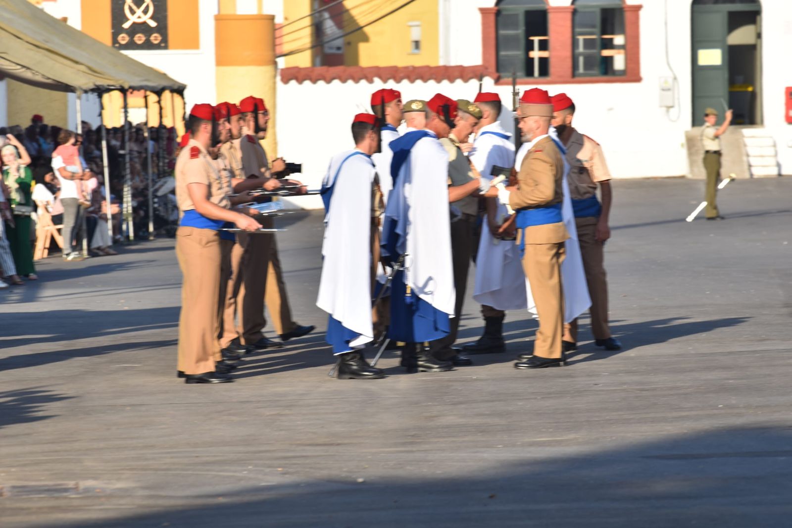El acuartelamiento González-Tablas acoge una parada militar por el 115 aniversario de Regulares