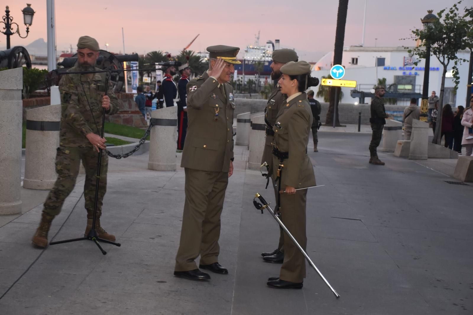 El Ramix 30 protagoniza un solemne arriado de bandera en ‘Foso Almina’
