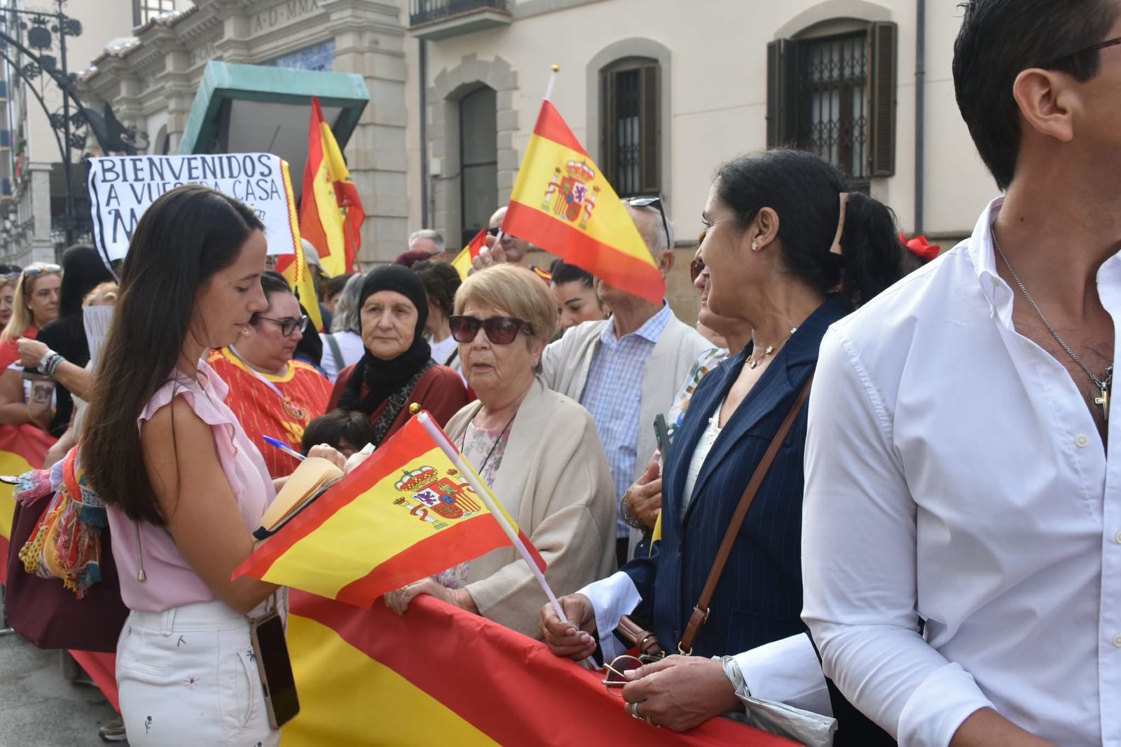 Los Reyes muestran su cercanía a los ceutíes nada más llegar a la ciudad