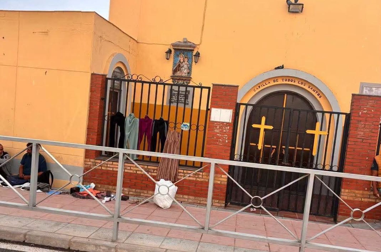 En la imagen se observa el puesto ambulante instalado en la capilla de la Almadraba
