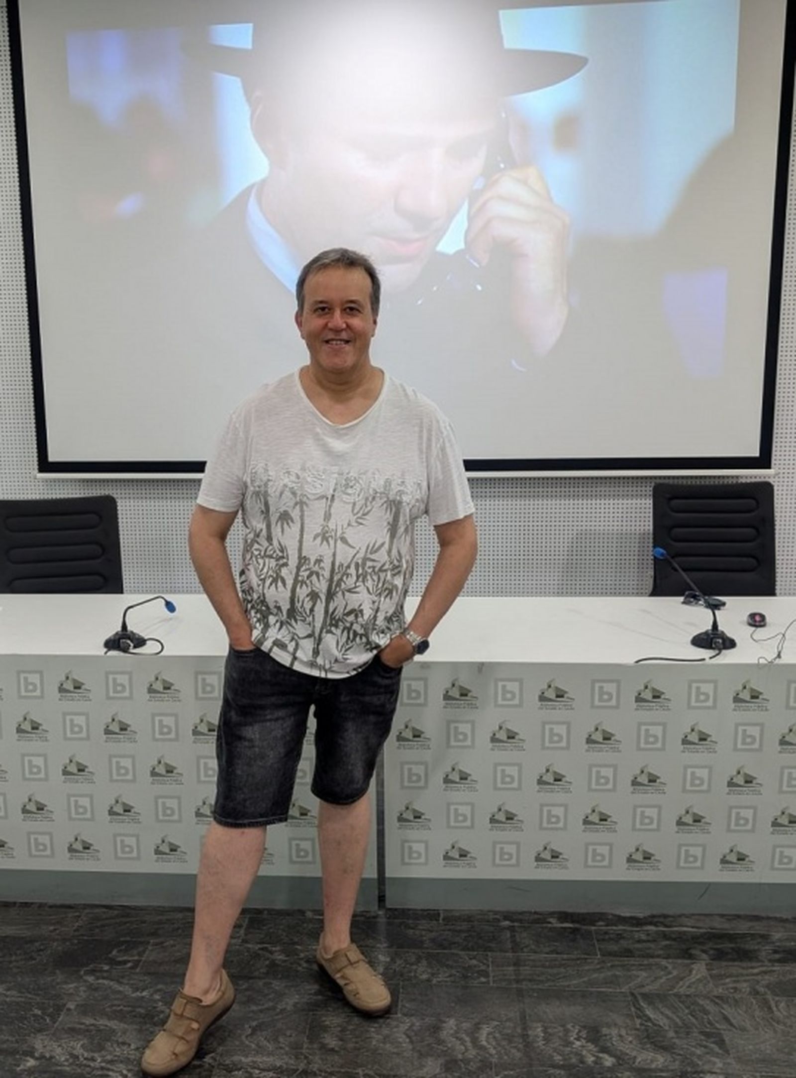 El responsable del cineclub, Rafael Morata, durante la última sesión de esta temporada. / FOTO CEDIDA