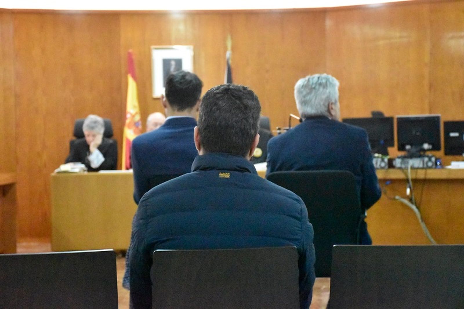 R.V.N. tras los peritos médicos en el juicio en la Audiencia en marzo.