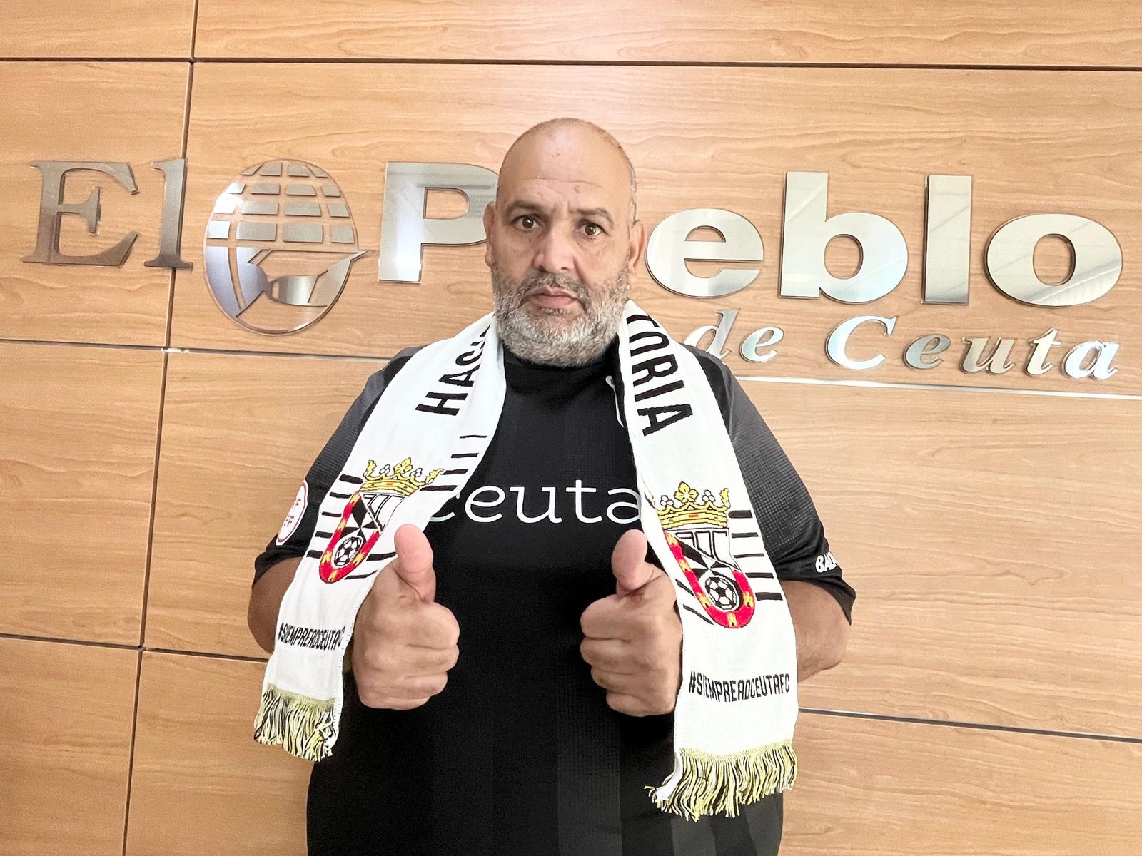 En Ceuta, pocos encarnan mejor esa pasión que Maimón Mohamed Amar, un aficionado que lleva toda una vida respirando Ceuta, desde que apenas levantaba un palmo del suelo