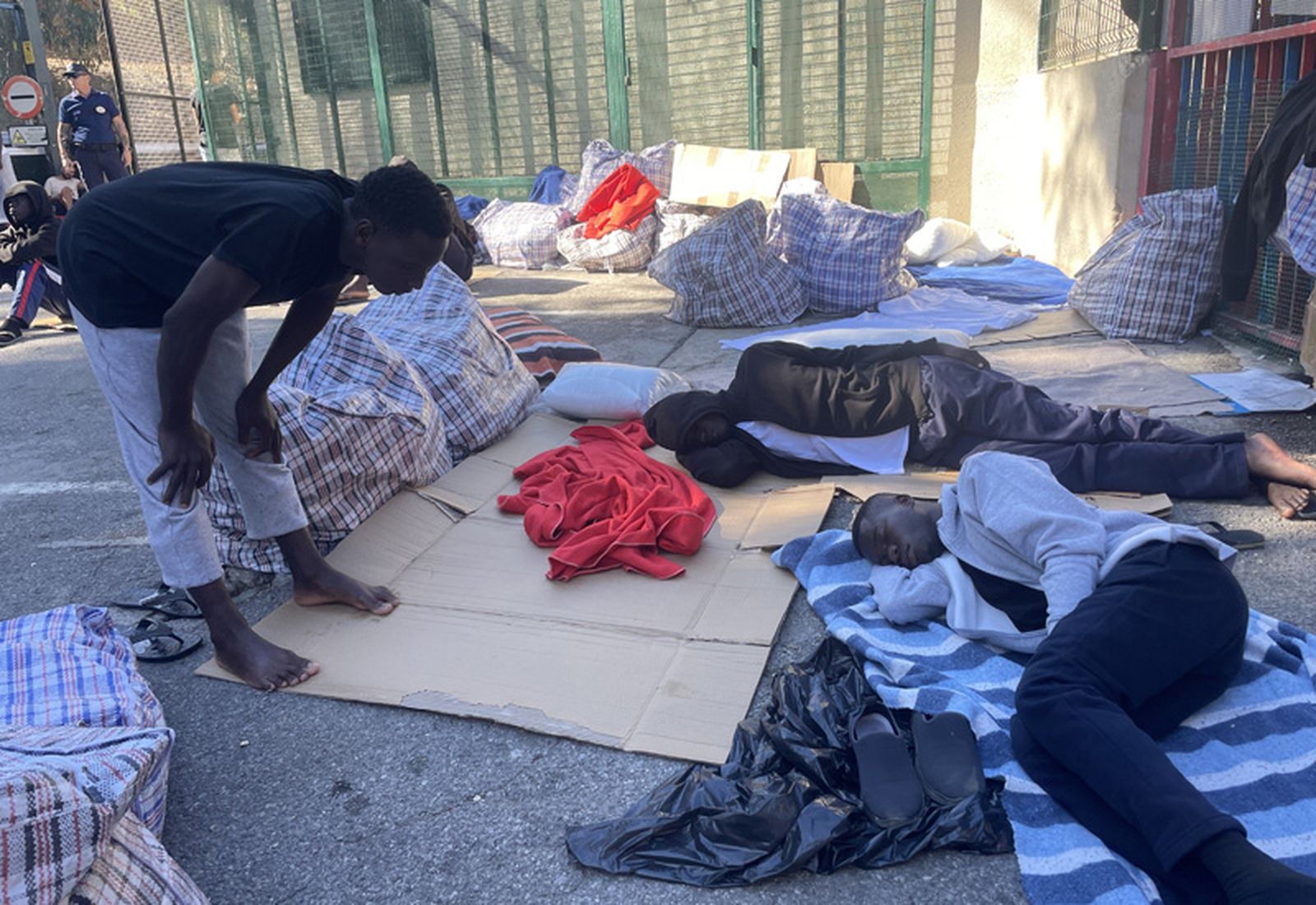 Migrantes acampando a las puertas del CETI. / FOTO REDUAN