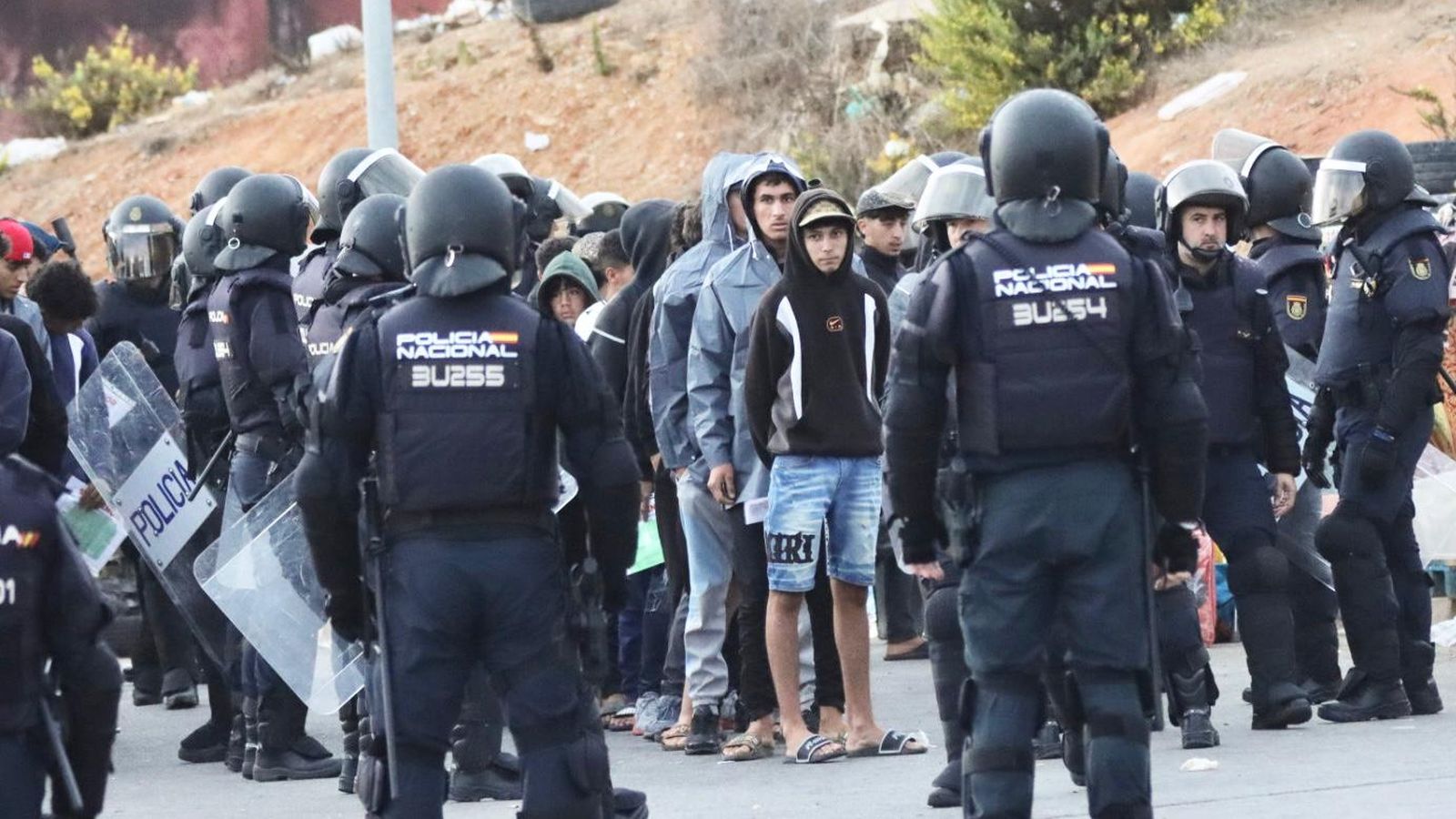Despliegue policial en Los Rosales y el Tarajal para retirar a los inmigrantes que quedan en las calles