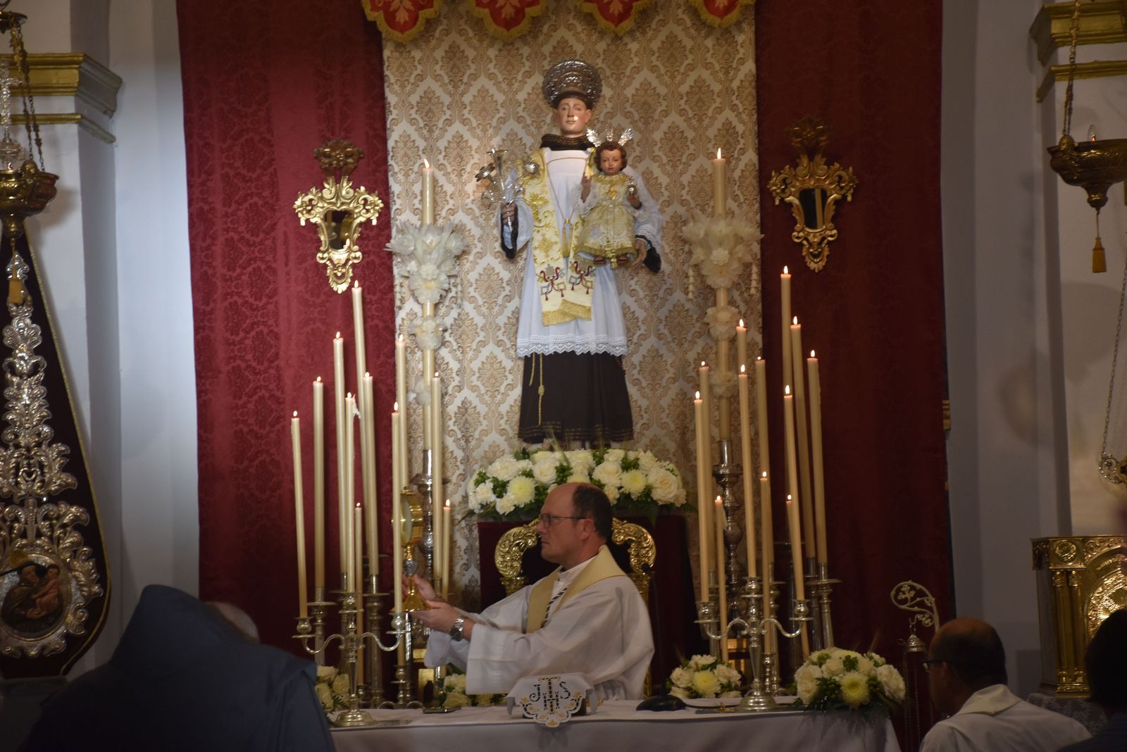 San Antonio enciende la cuenta atrás de su festividad con el inicio del triduo y el alumbrado extraordinario