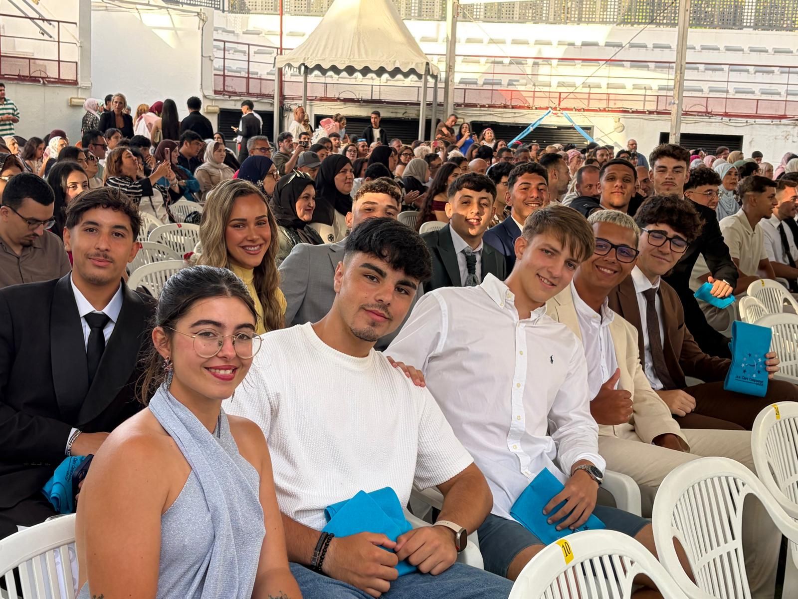 Multitudinaria graduación del Clara Campoamor en el Auditorio de la Marina